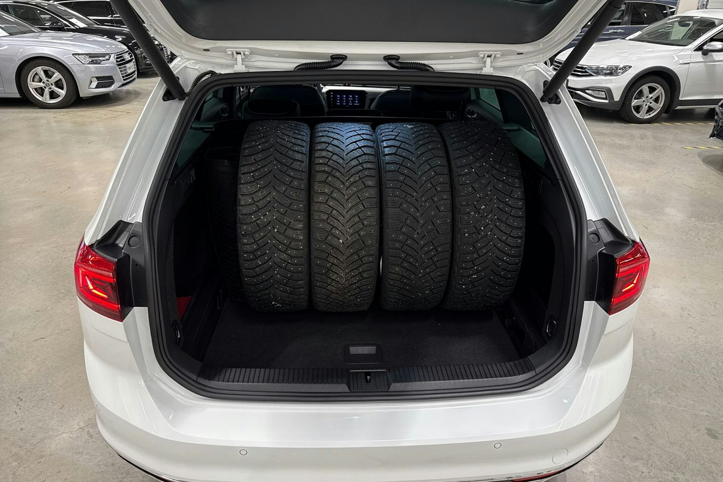 valkoinen Volkswagen Passat 2020 kuva 14.
