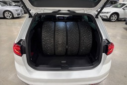 valkoinen Volkswagen Passat 2020 kuva 14.