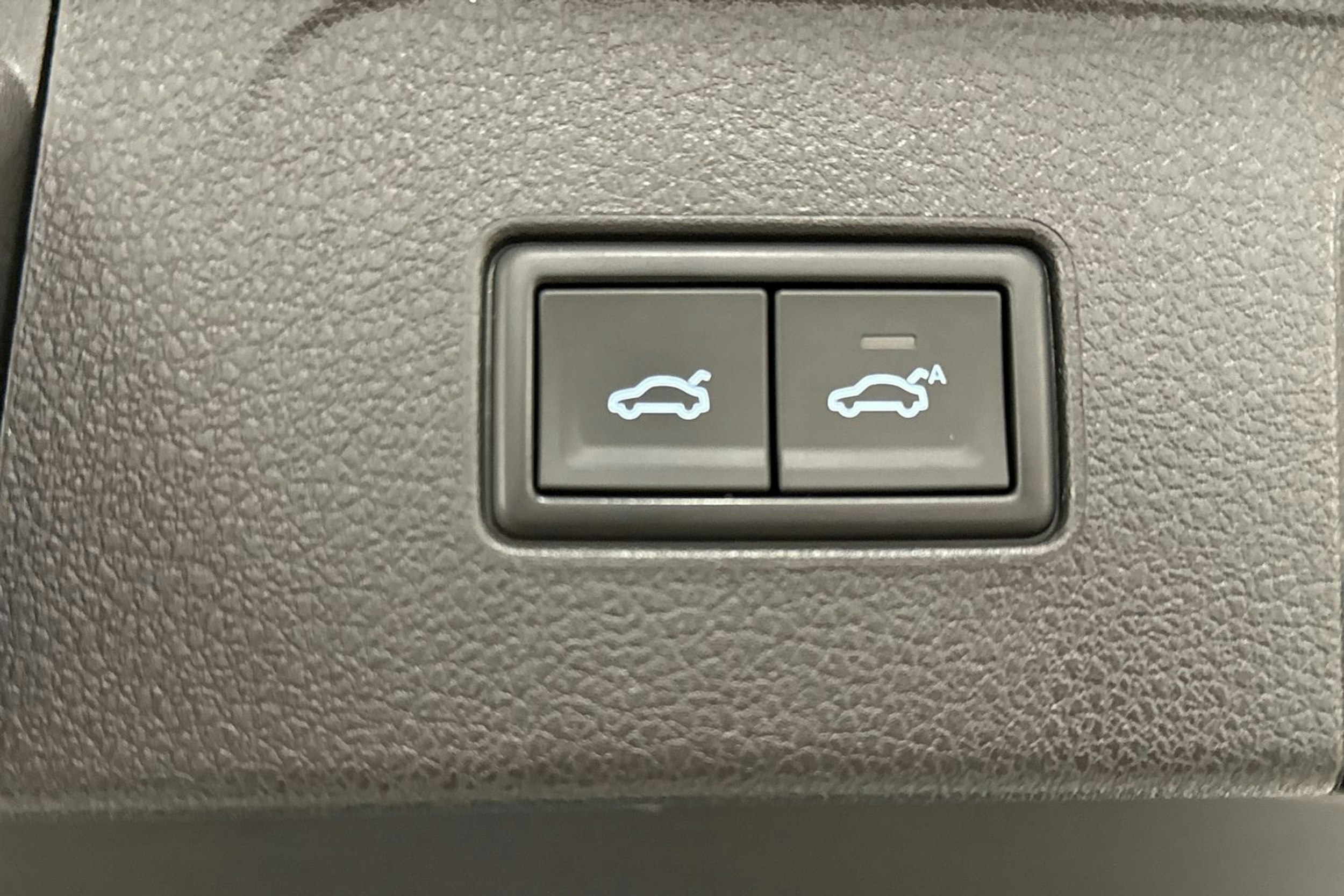 valkoinen Volkswagen Passat 2020 kuva 15.