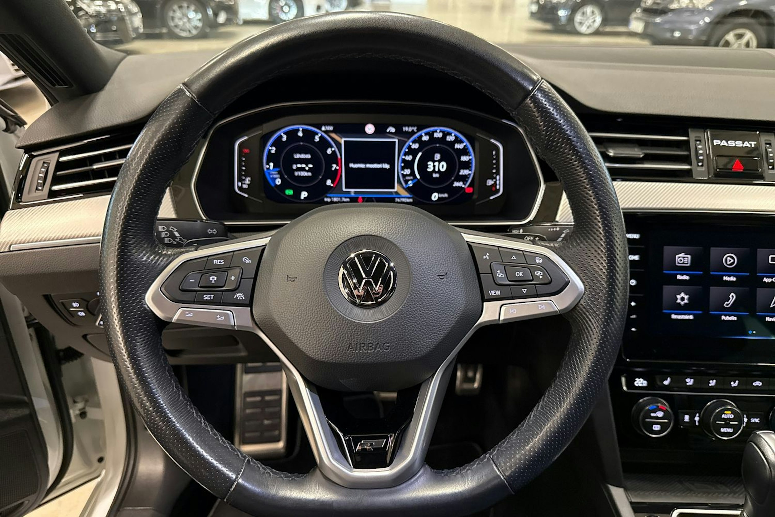 valkoinen Volkswagen Passat 2020 kuva 18.