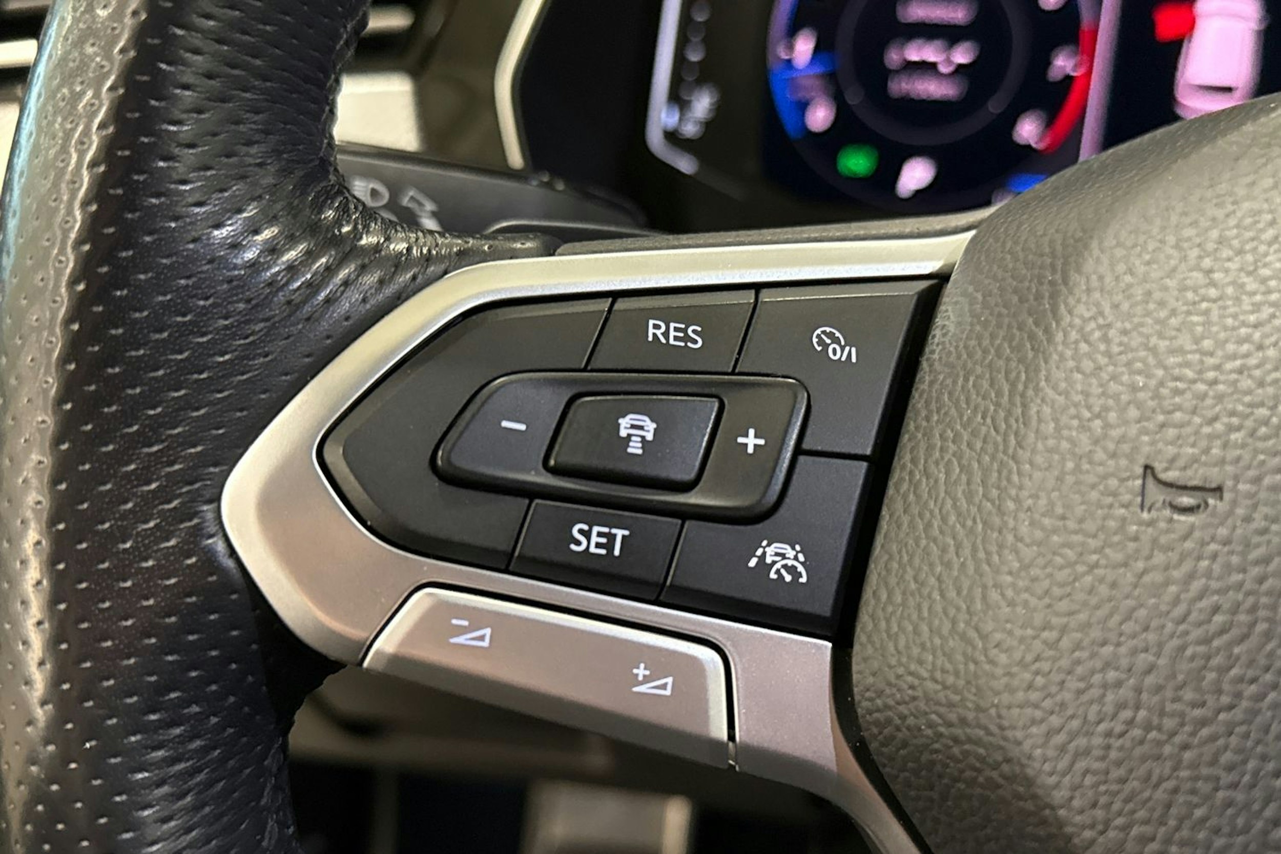 valkoinen Volkswagen Passat 2020 kuva 19.