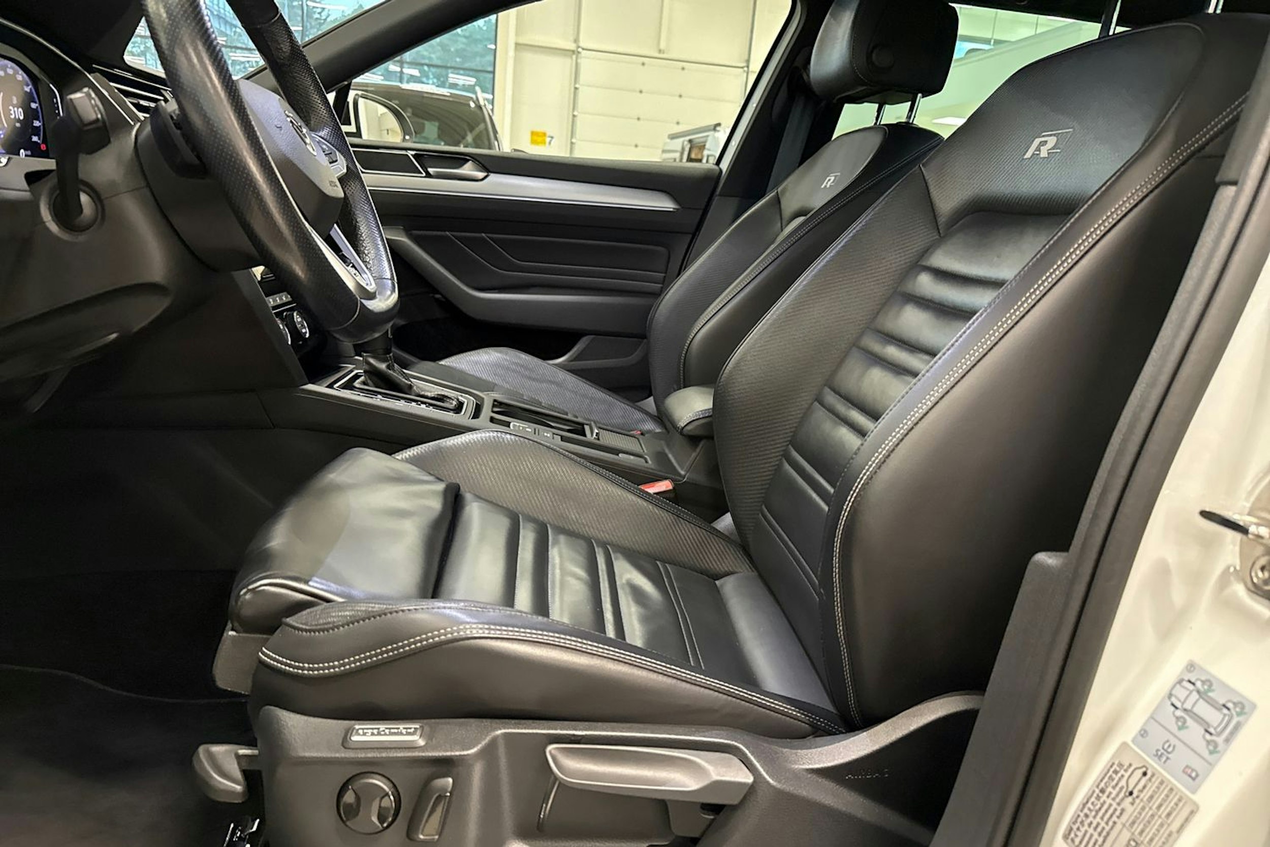 valkoinen Volkswagen Passat 2020 kuva 21.