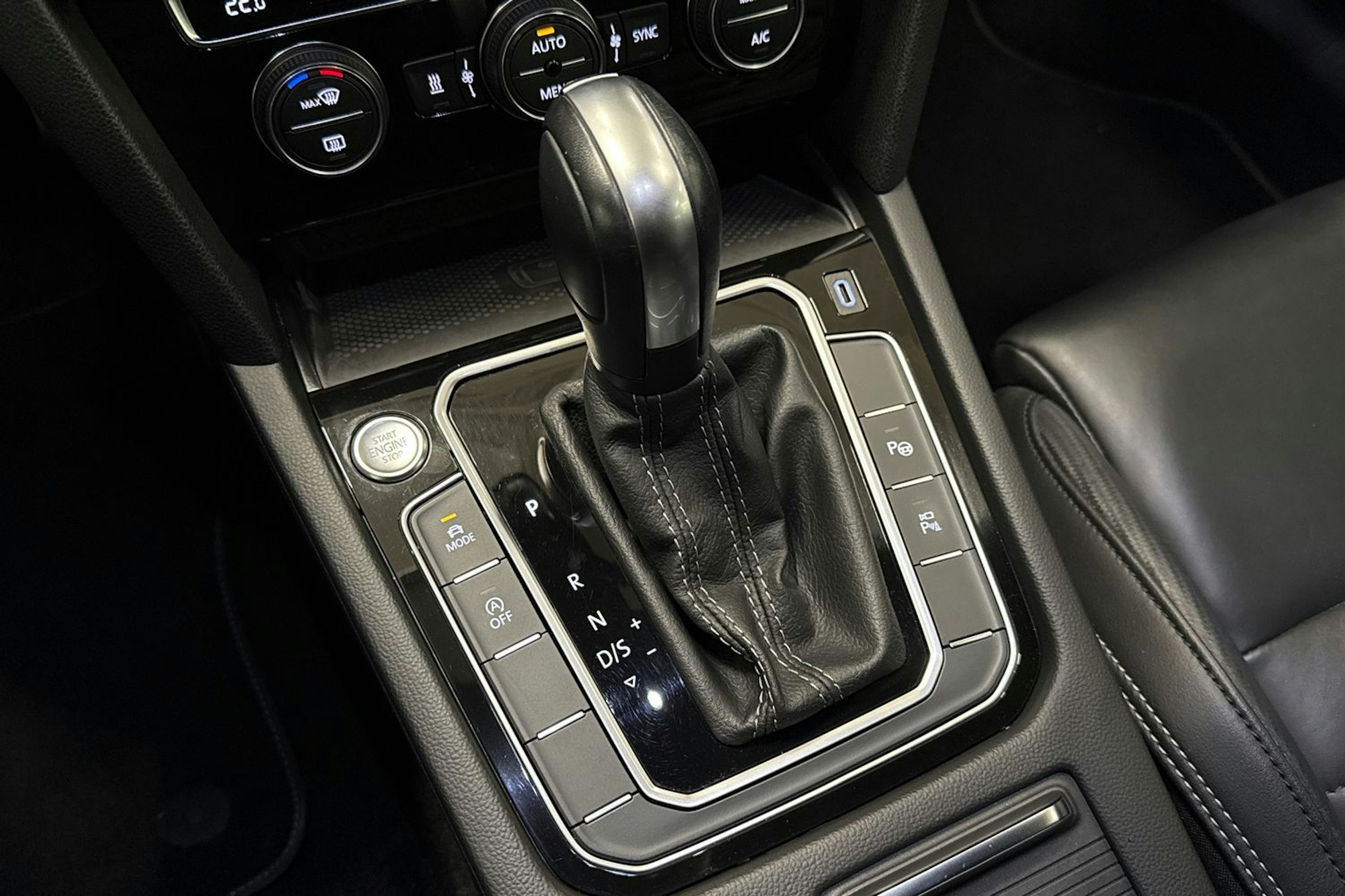 valkoinen Volkswagen Passat 2020 kuva 26.