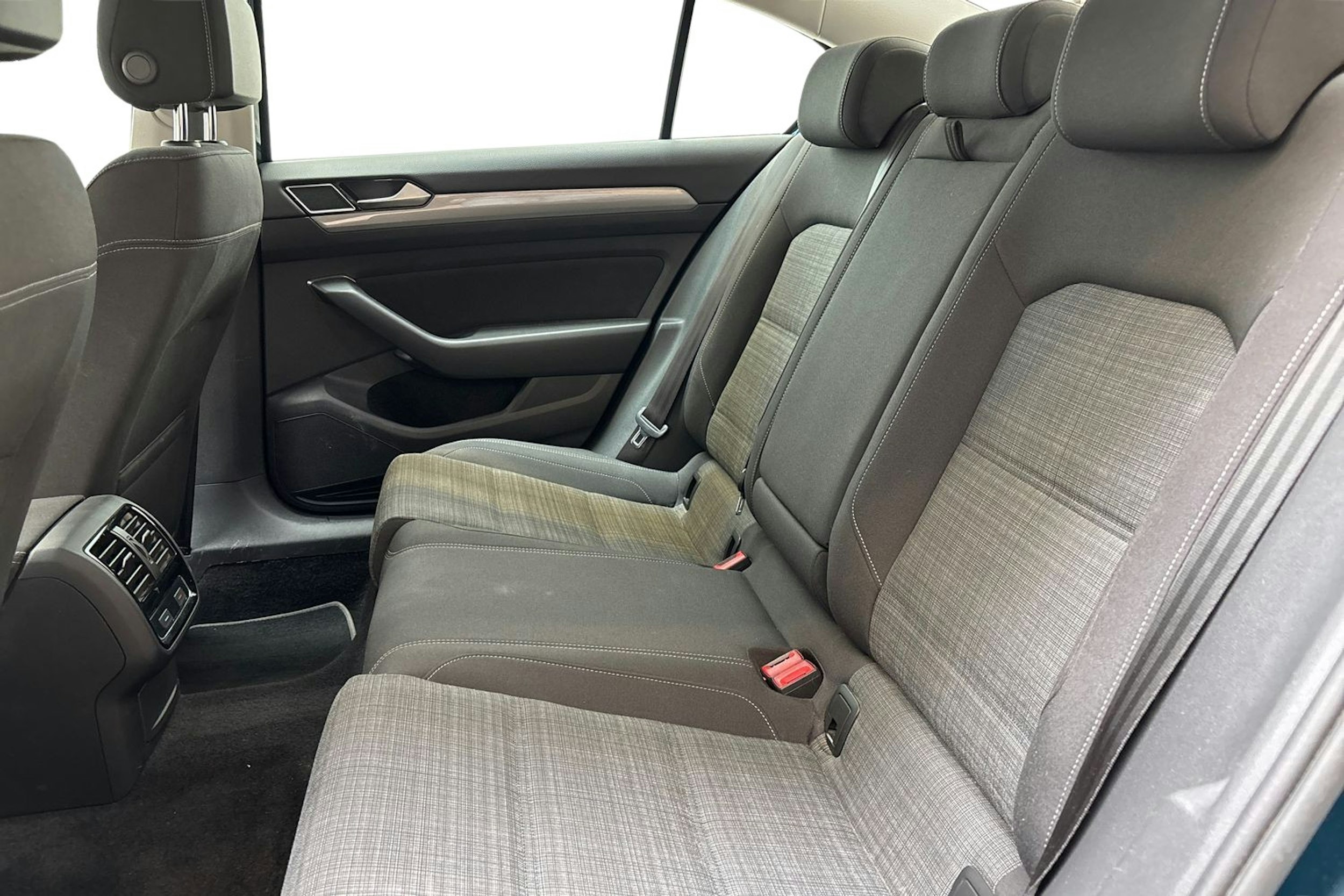 sininen Volkswagen Passat 2020 kuva 10.