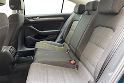 sininen Volkswagen Passat 2020 kuva 10.