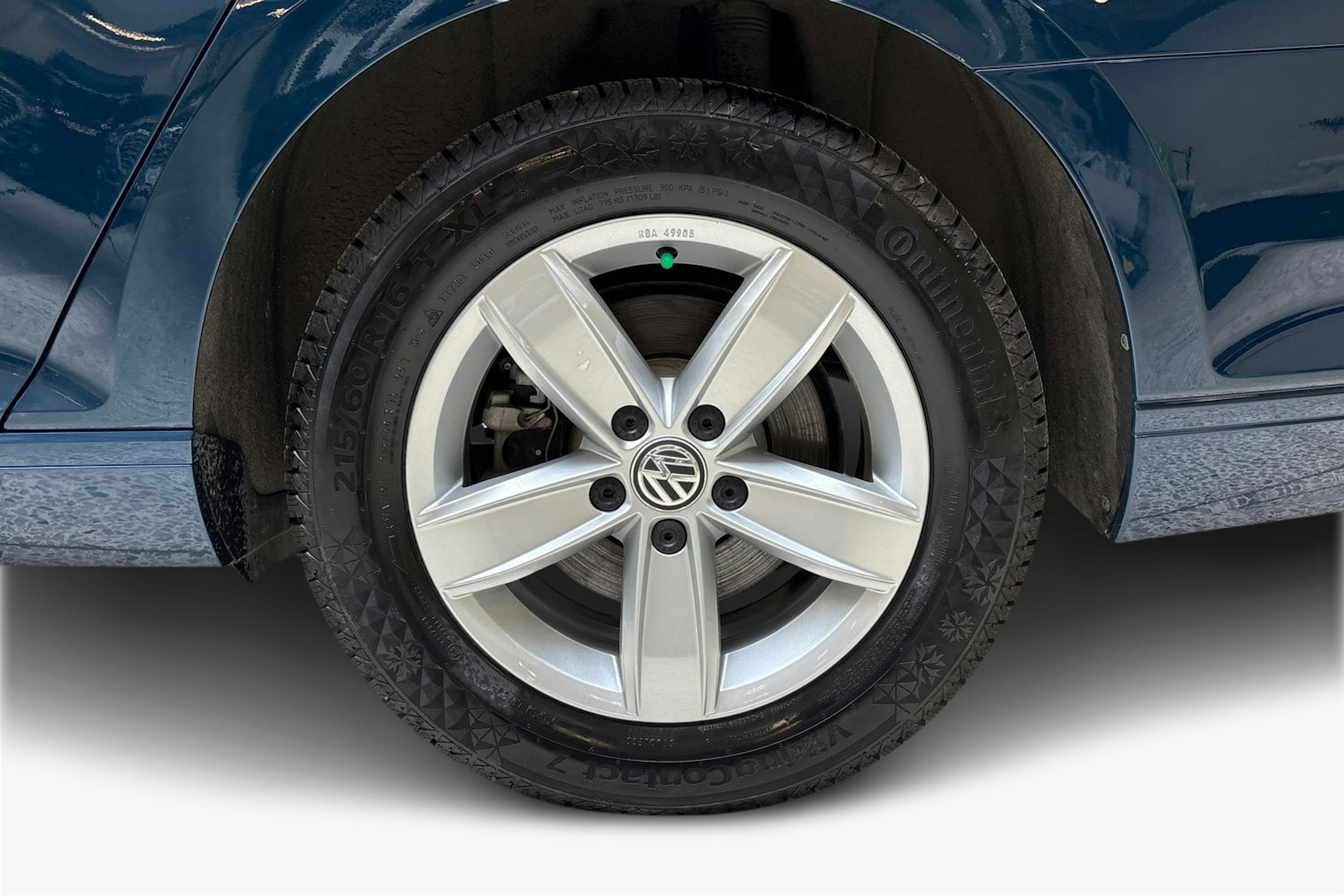 sininen Volkswagen Passat 2020 kuva 11.