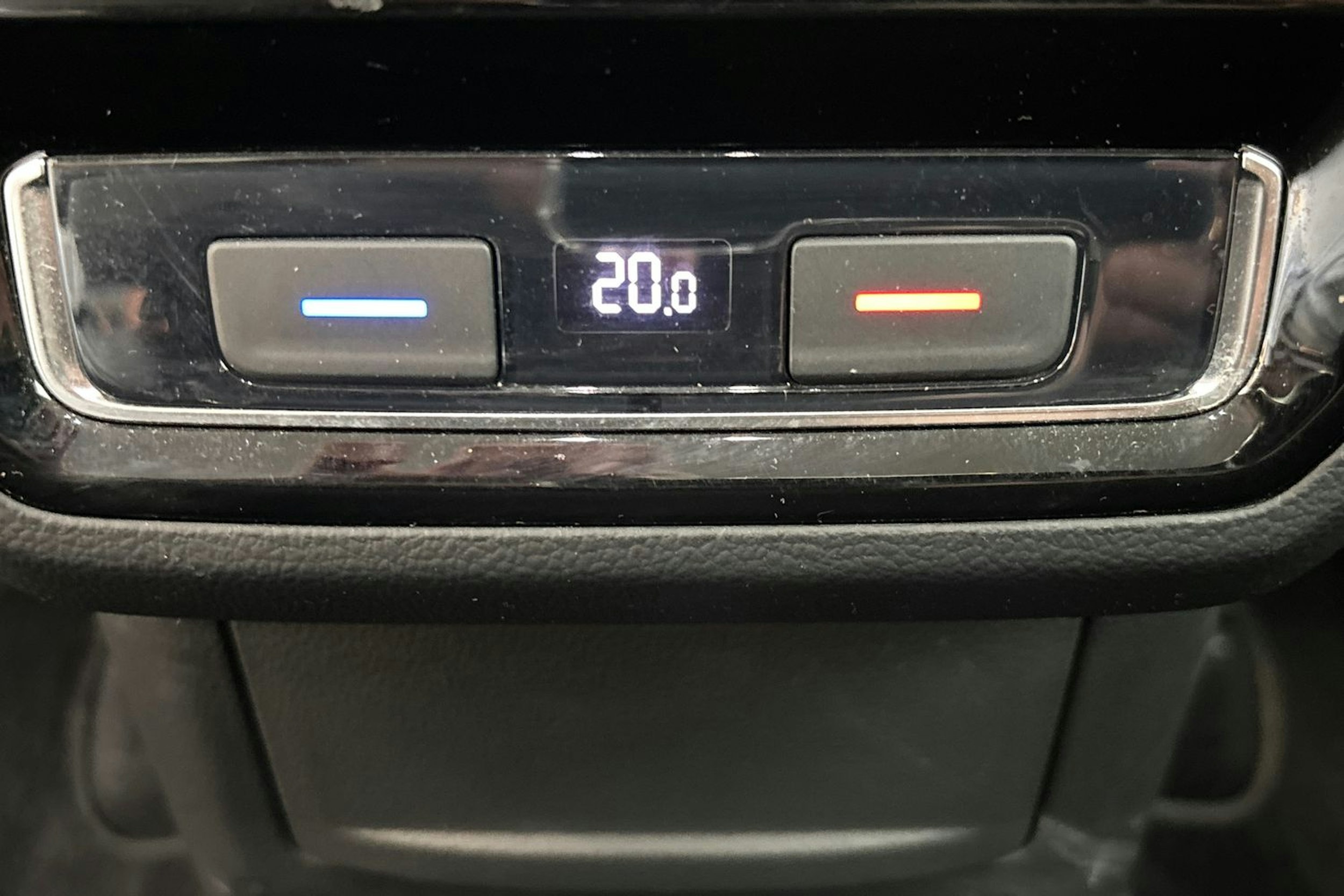 sininen Volkswagen Passat 2020 kuva 14.