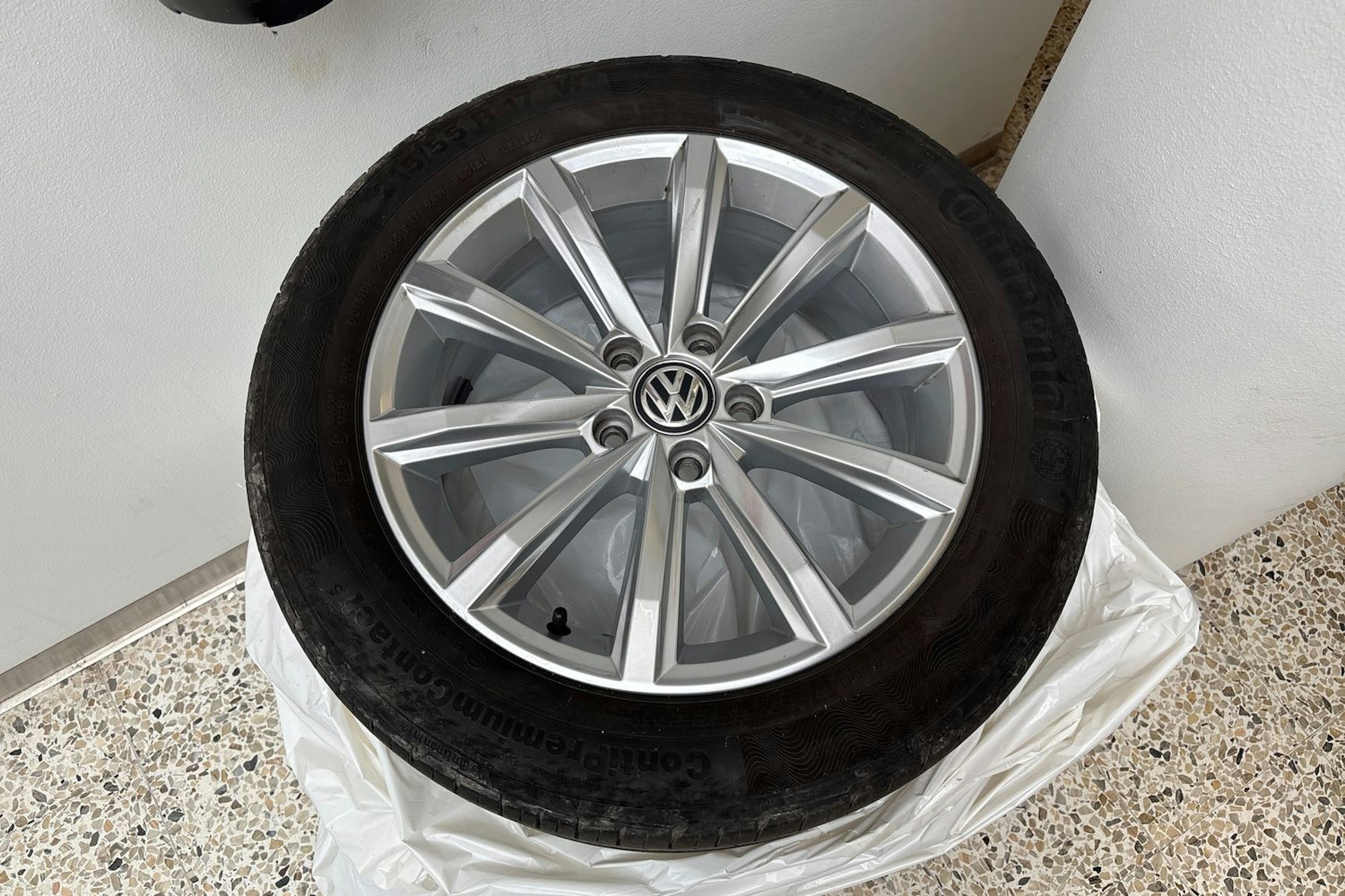 sininen Volkswagen Passat 2020 kuva 15.
