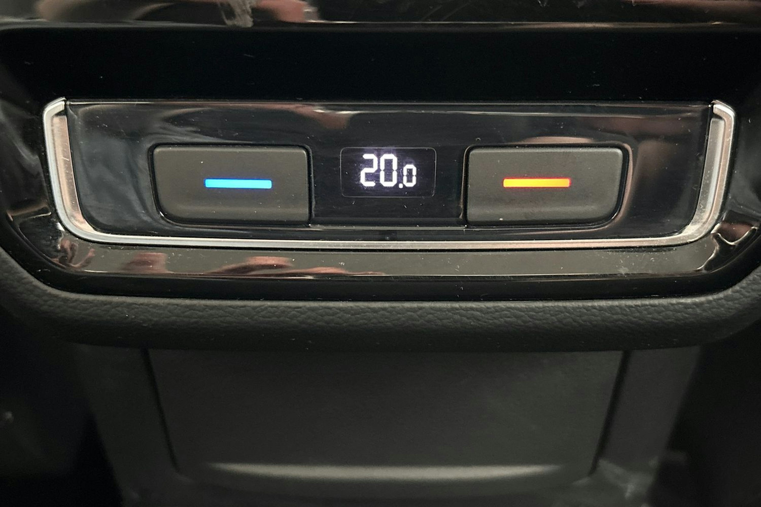 sininen Volkswagen Passat 2020 kuva 18.
