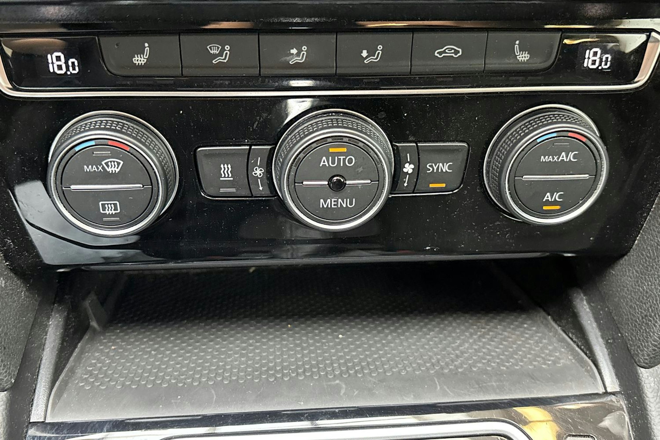 sininen Volkswagen Passat 2020 kuva 29.