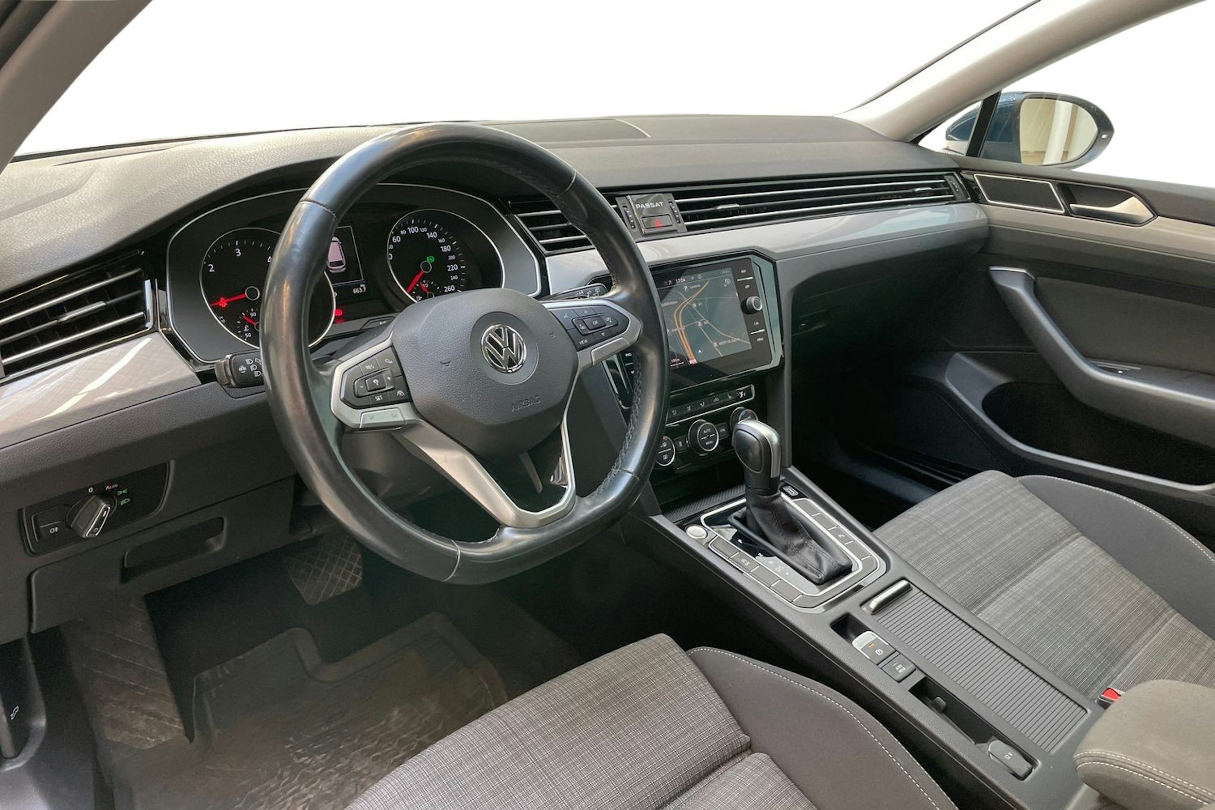 sininen Volkswagen Passat 2020 kuva 8.