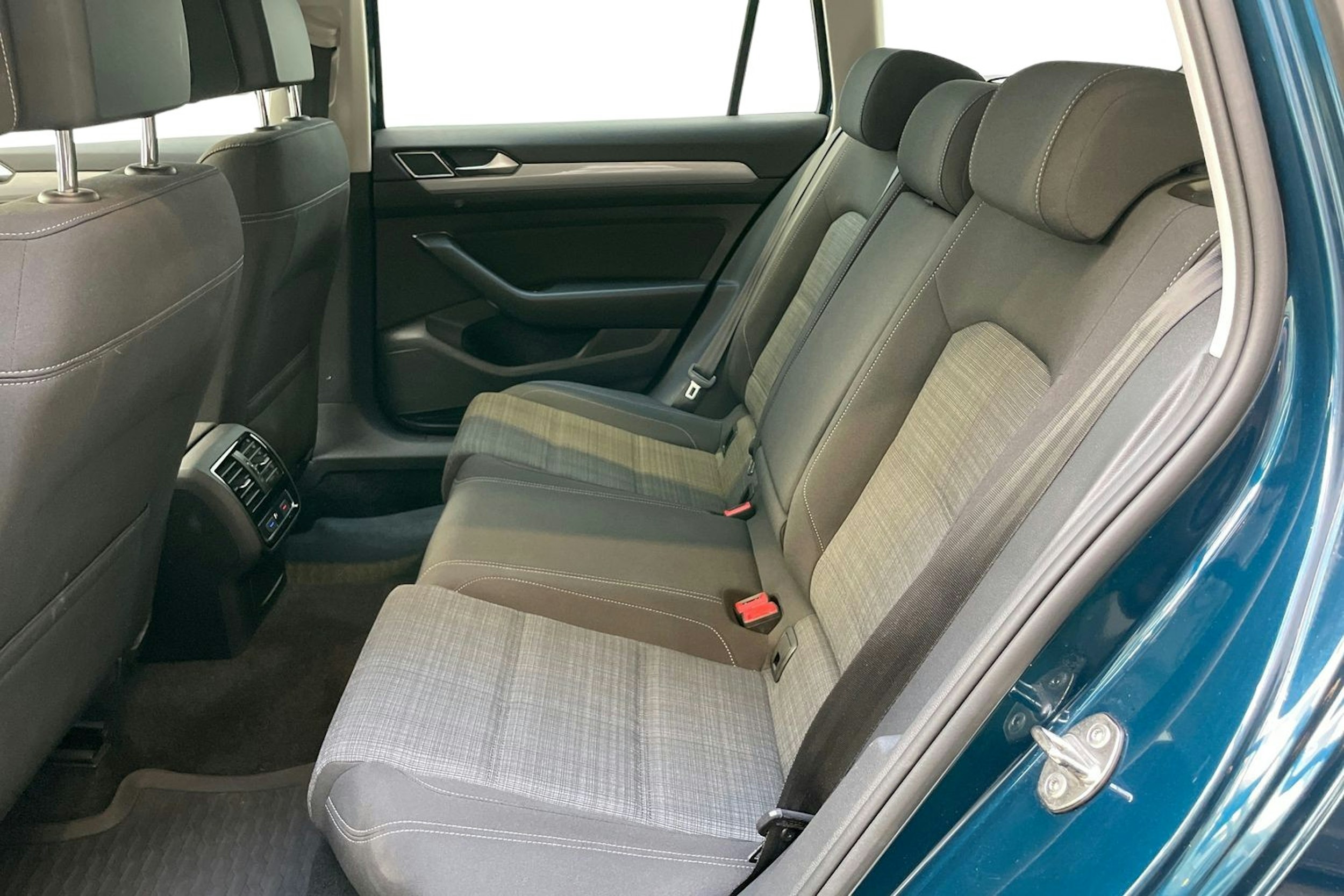 sininen Volkswagen Passat 2020 kuva 11.
