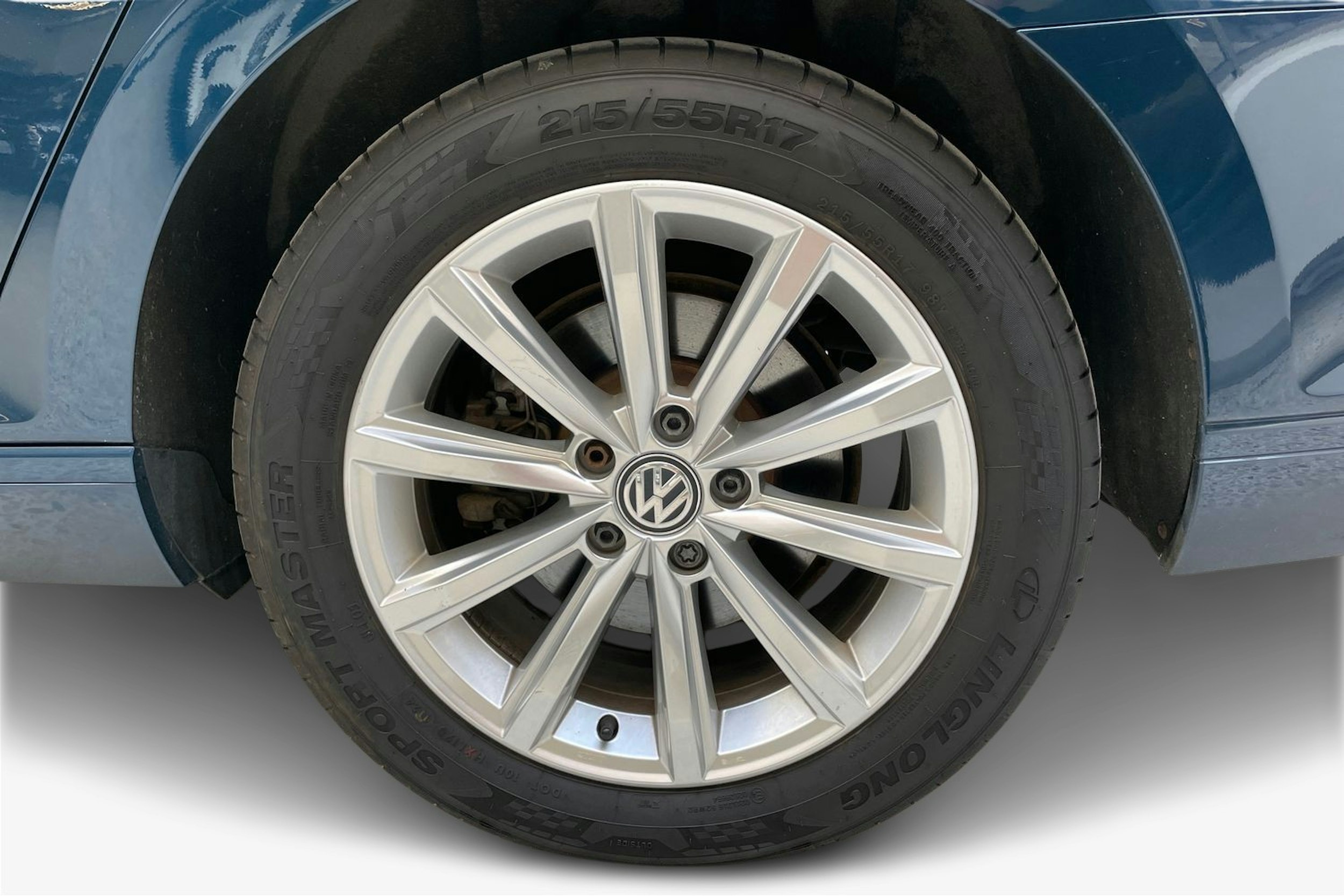 sininen Volkswagen Passat 2020 kuva 12.