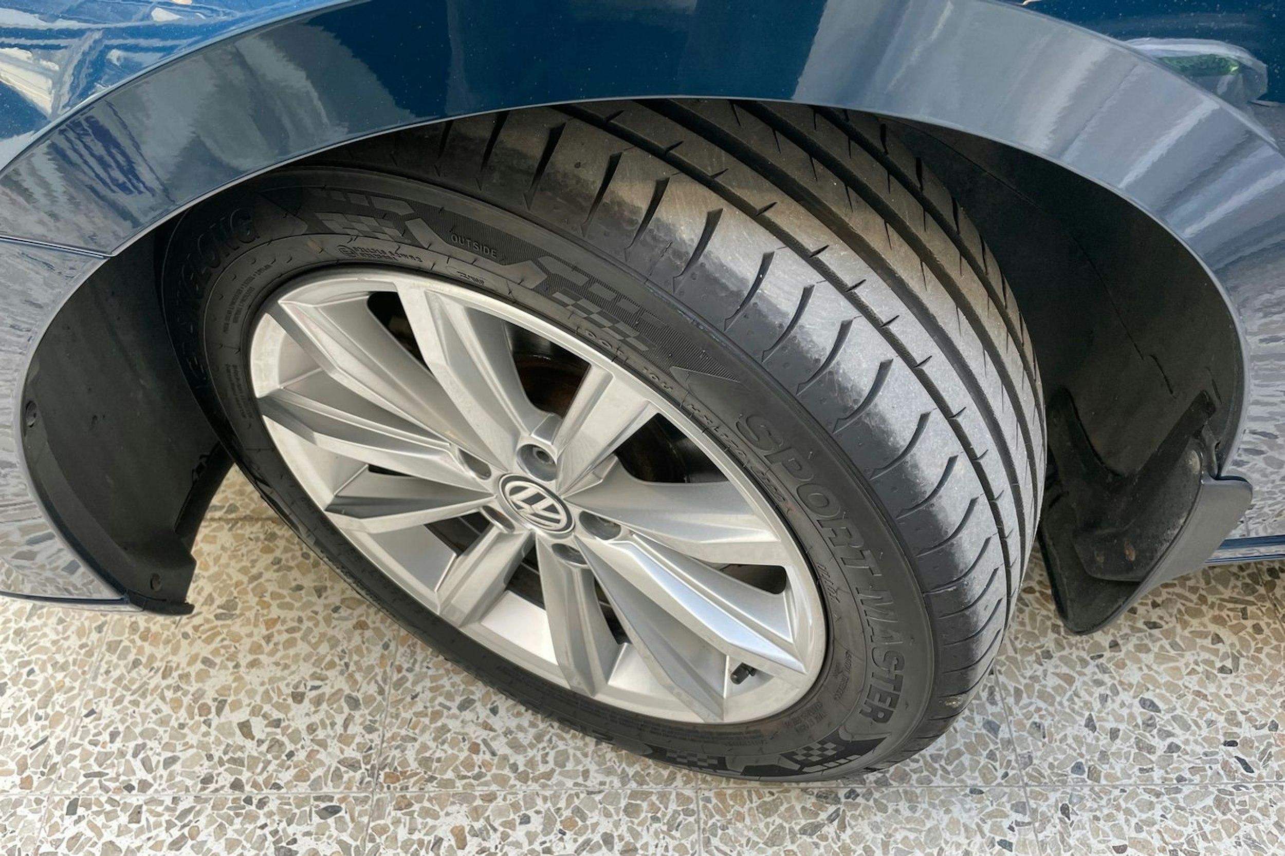 sininen Volkswagen Passat 2020 kuva 14.