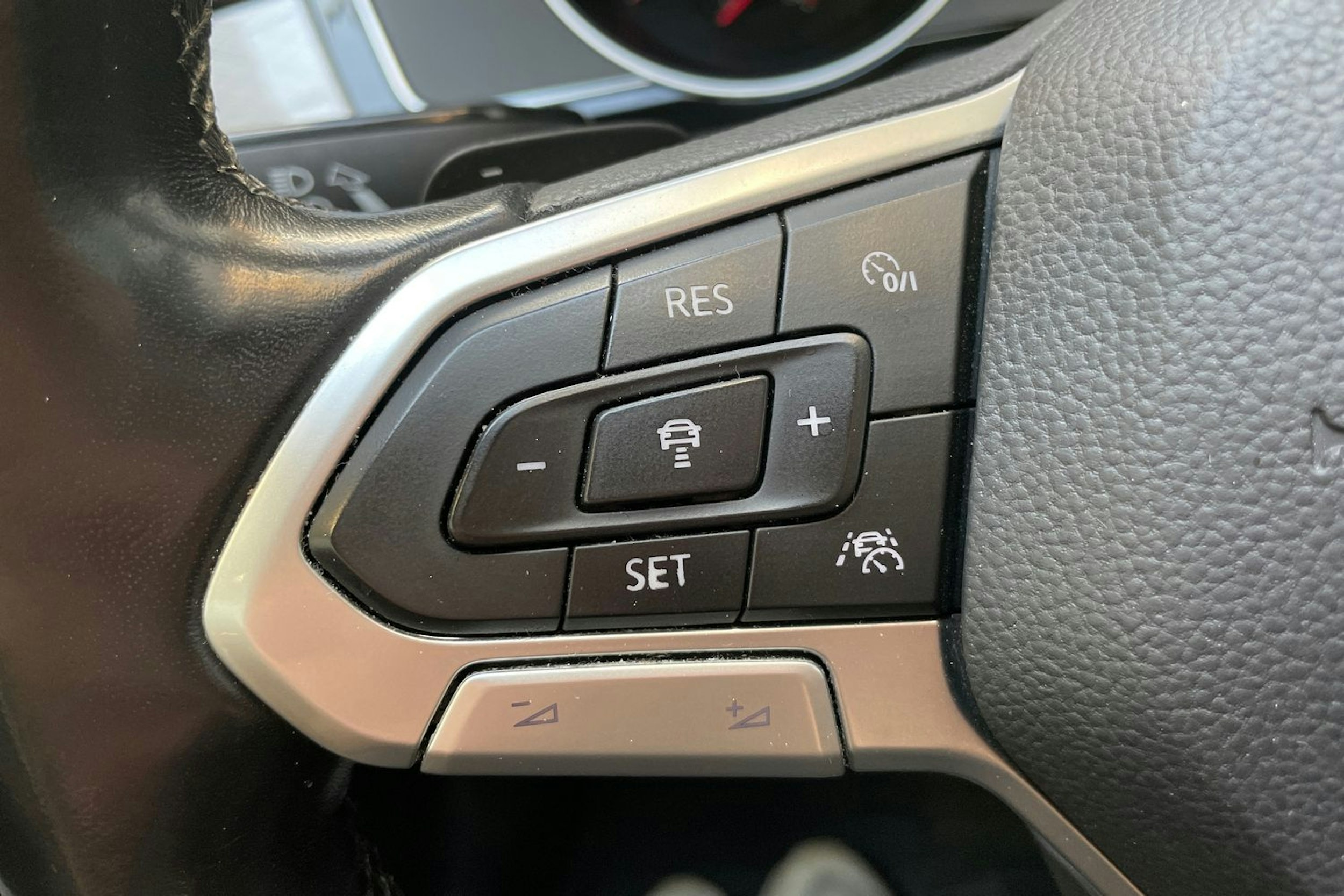 sininen Volkswagen Passat 2020 kuva 16.