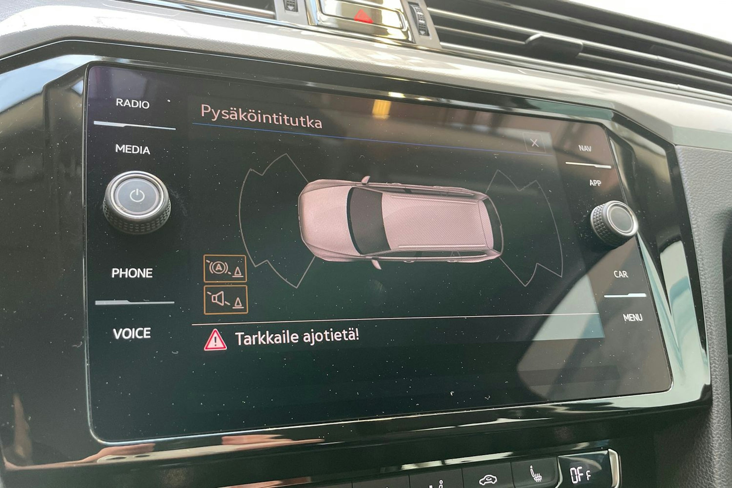 sininen Volkswagen Passat 2020 kuva 22.