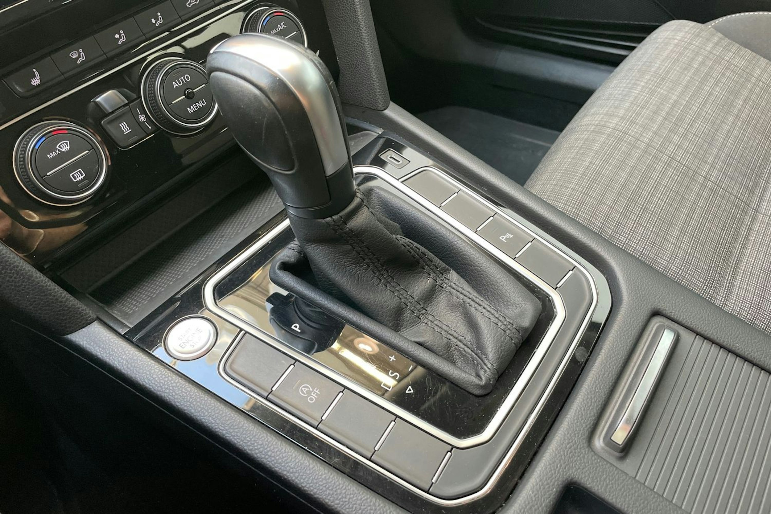 sininen Volkswagen Passat 2020 kuva 26.