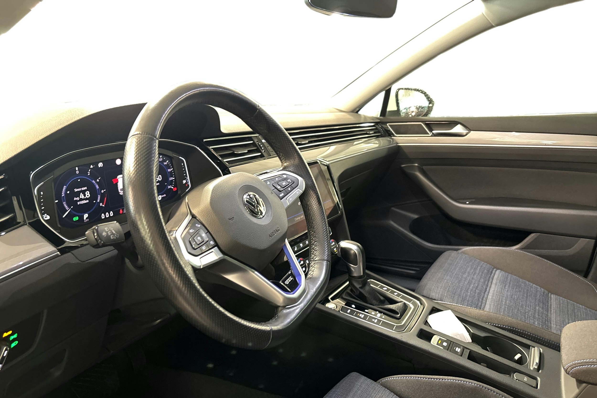 valkoinen Volkswagen Passat 2020 kuva 7.