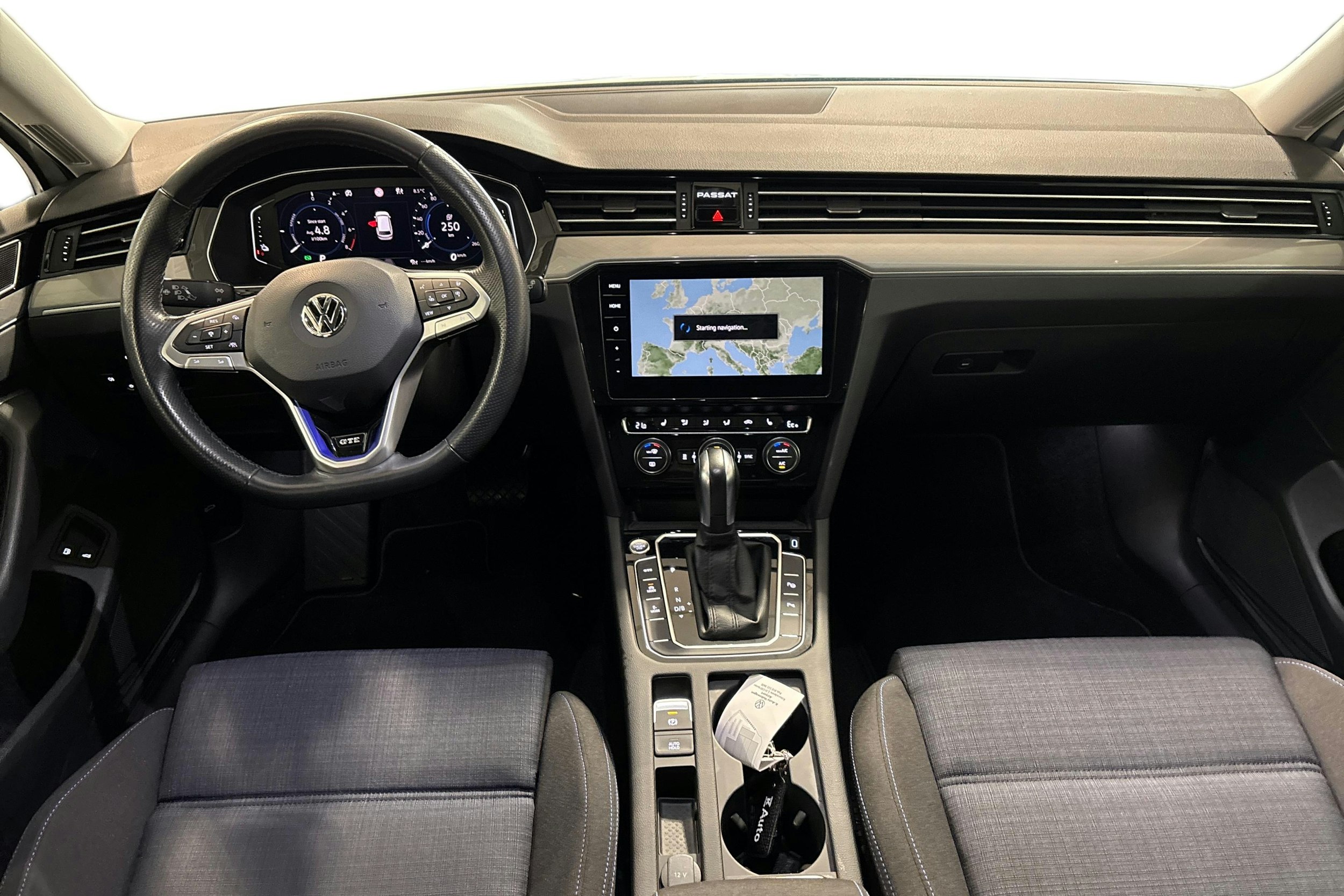 valkoinen Volkswagen Passat 2020 kuva 9.