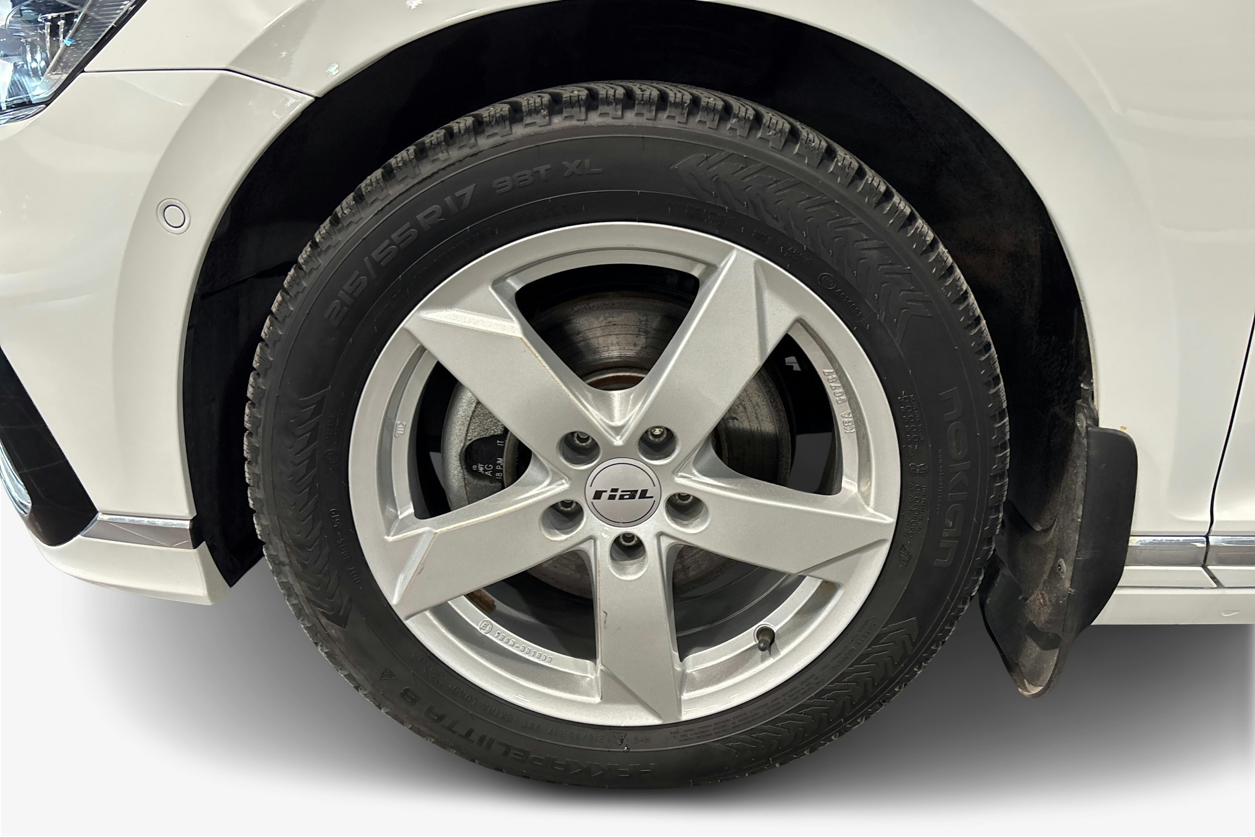 valkoinen Volkswagen Passat 2020 kuva 11.