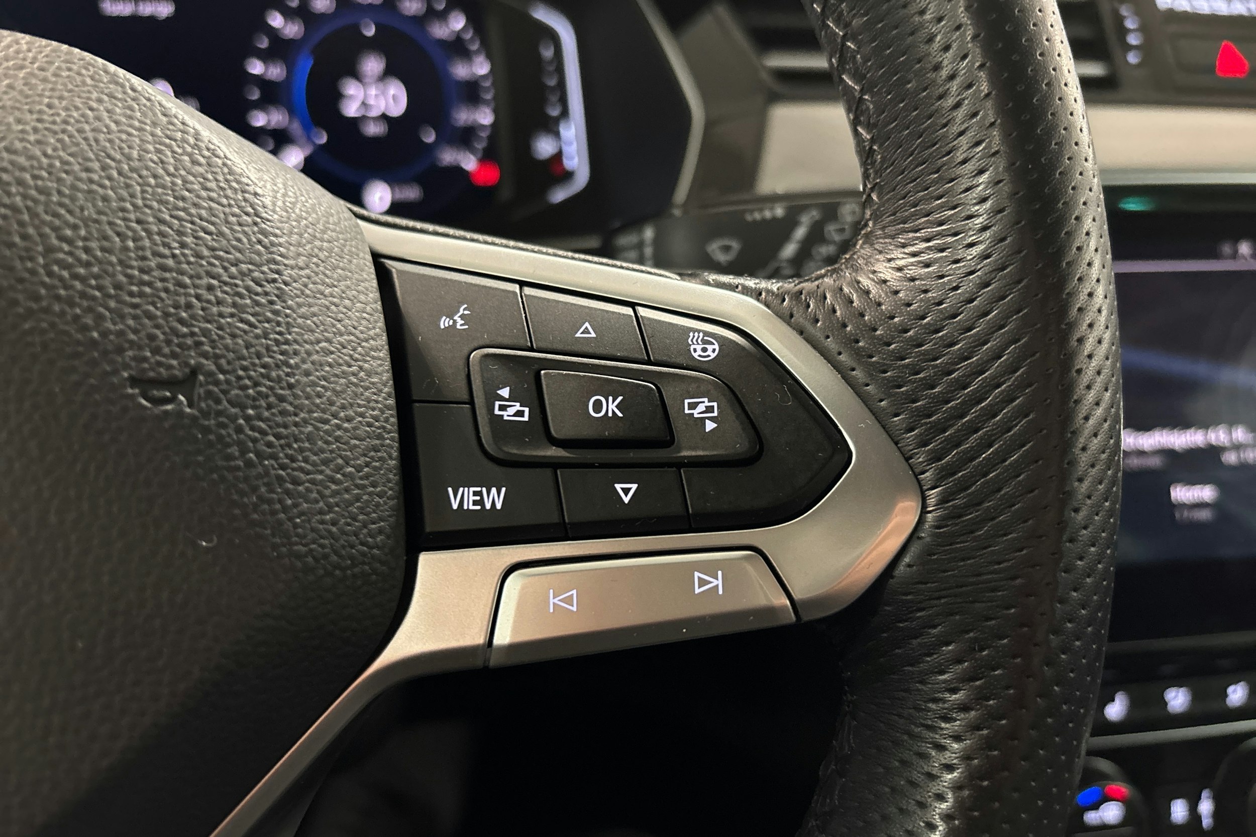 valkoinen Volkswagen Passat 2020 kuva 17.