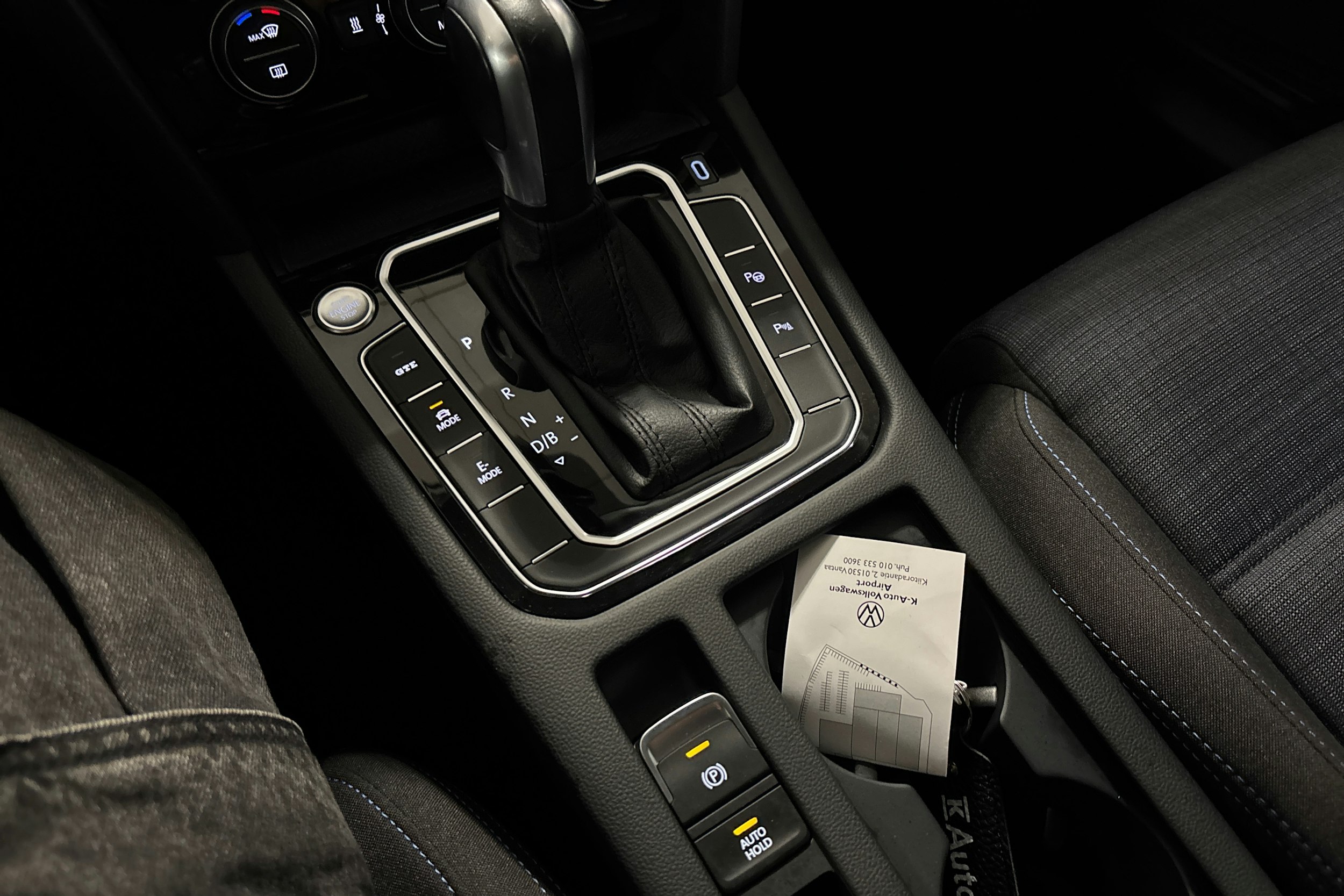 valkoinen Volkswagen Passat 2020 kuva 18.