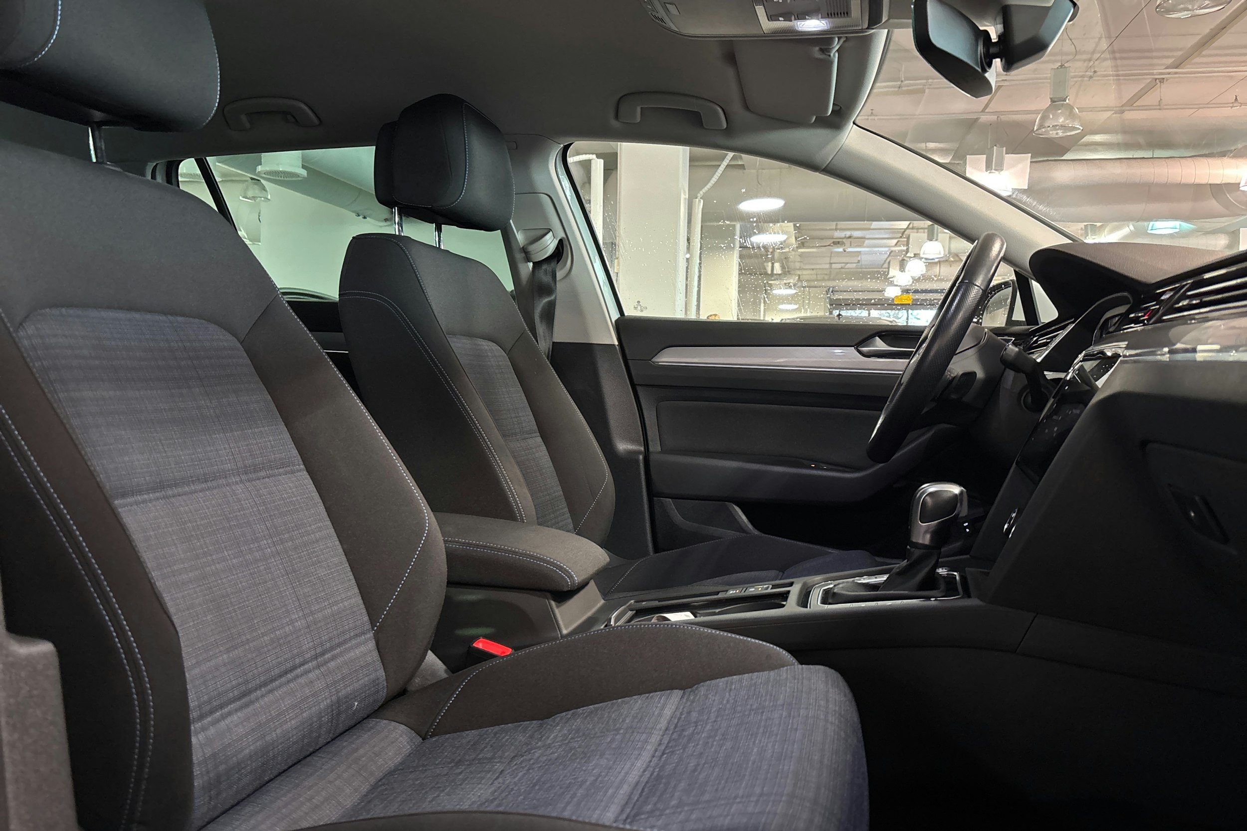 valkoinen Volkswagen Passat 2020 kuva 22.