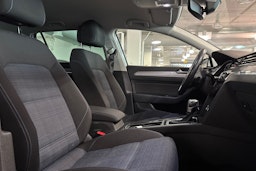 valkoinen Volkswagen Passat 2020 kuva 22.