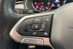 valkoinen Volkswagen Passat 2020 kuva 17.