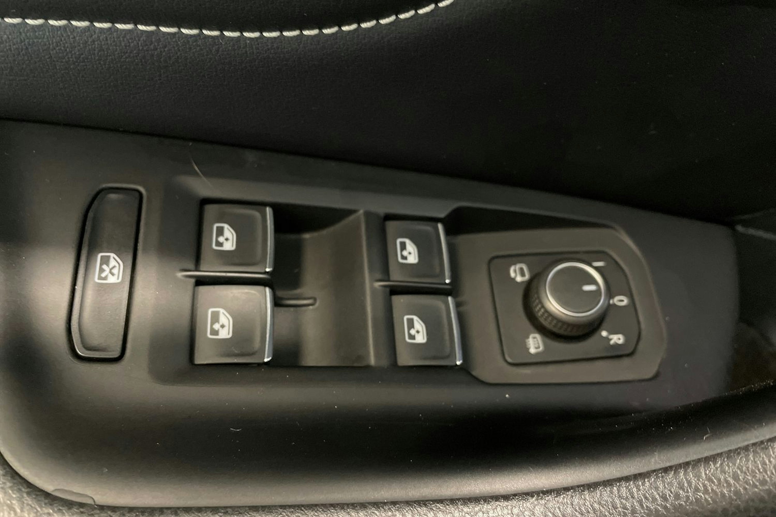 valkoinen Volkswagen Passat 2020 kuva 35.