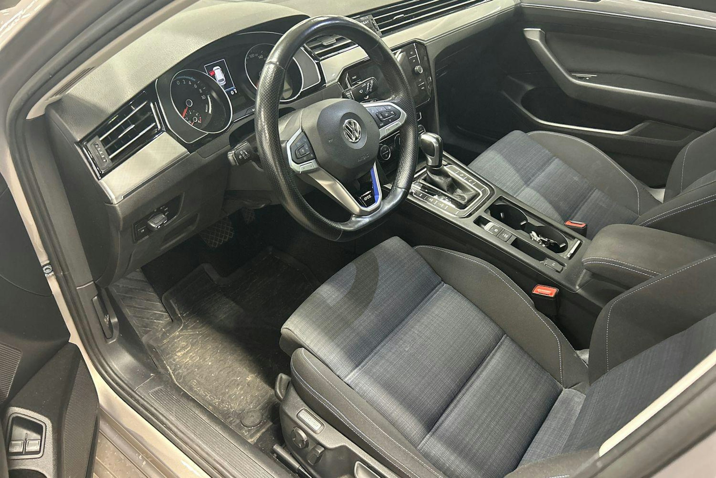 keltainen Volkswagen Passat 2020 kuva 3.
