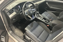 keltainen Volkswagen Passat 2020 kuva 3.