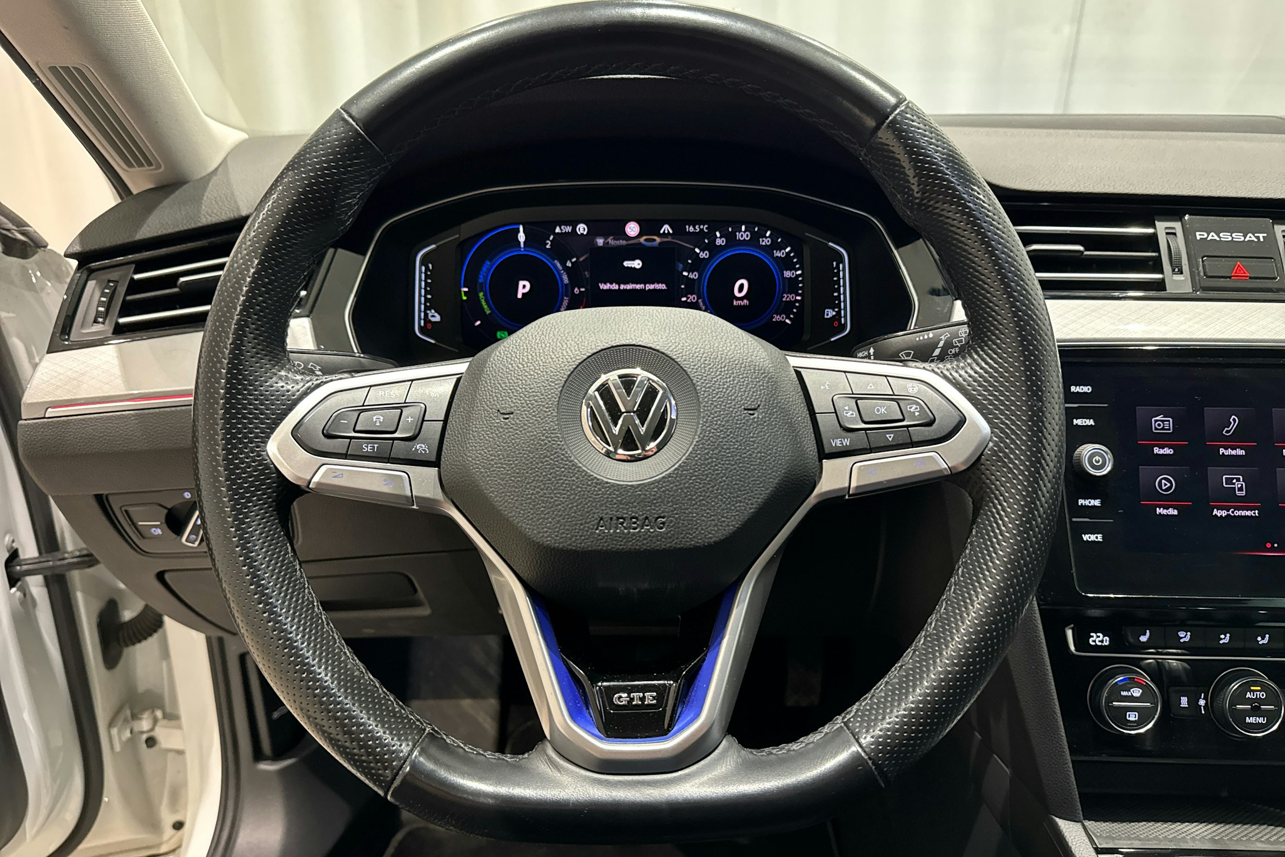 valkoinen Volkswagen Passat 2020 kuva 16.