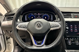 valkoinen Volkswagen Passat 2020 kuva 16.