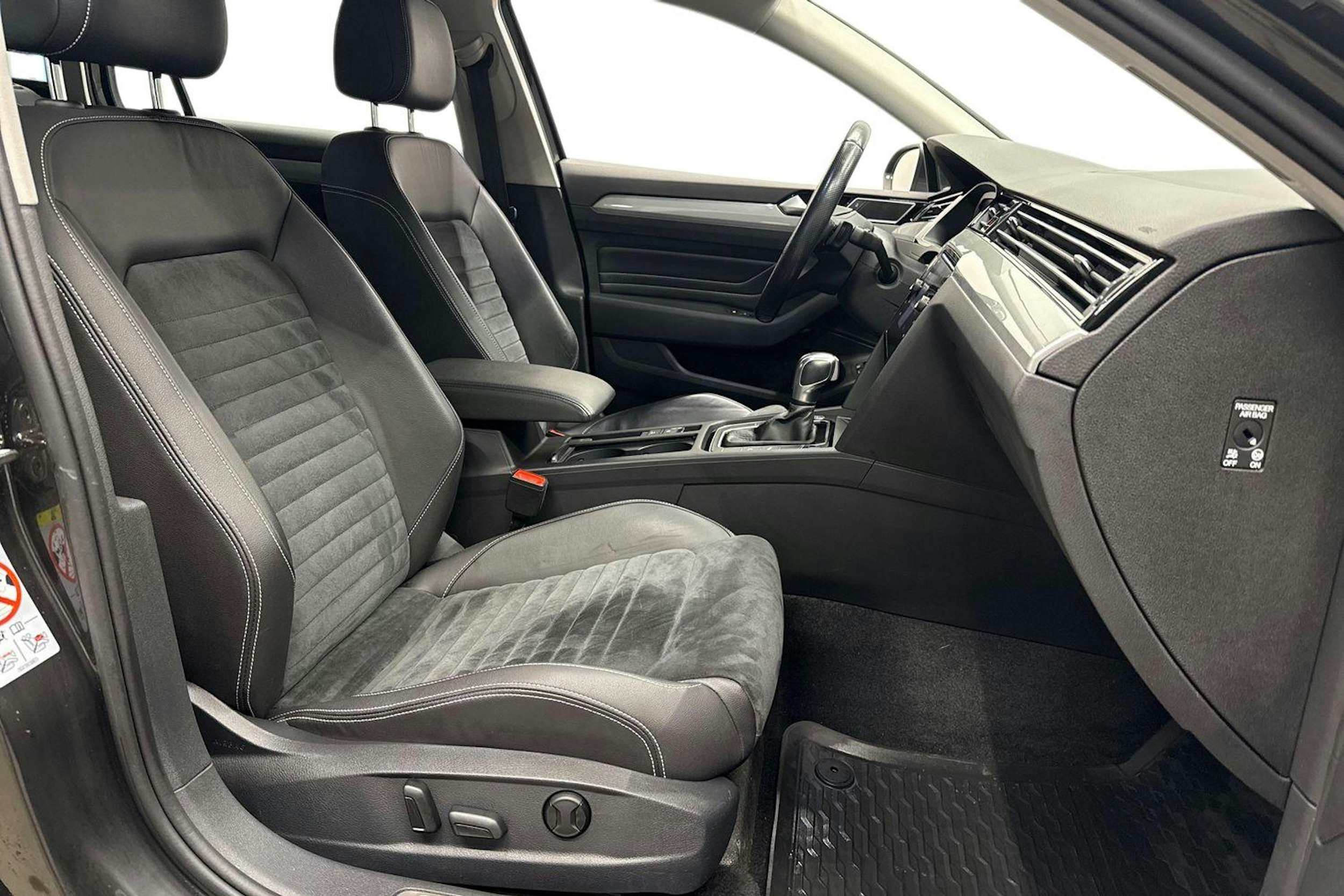 harmaa Volkswagen Passat 2021 kuva 8.