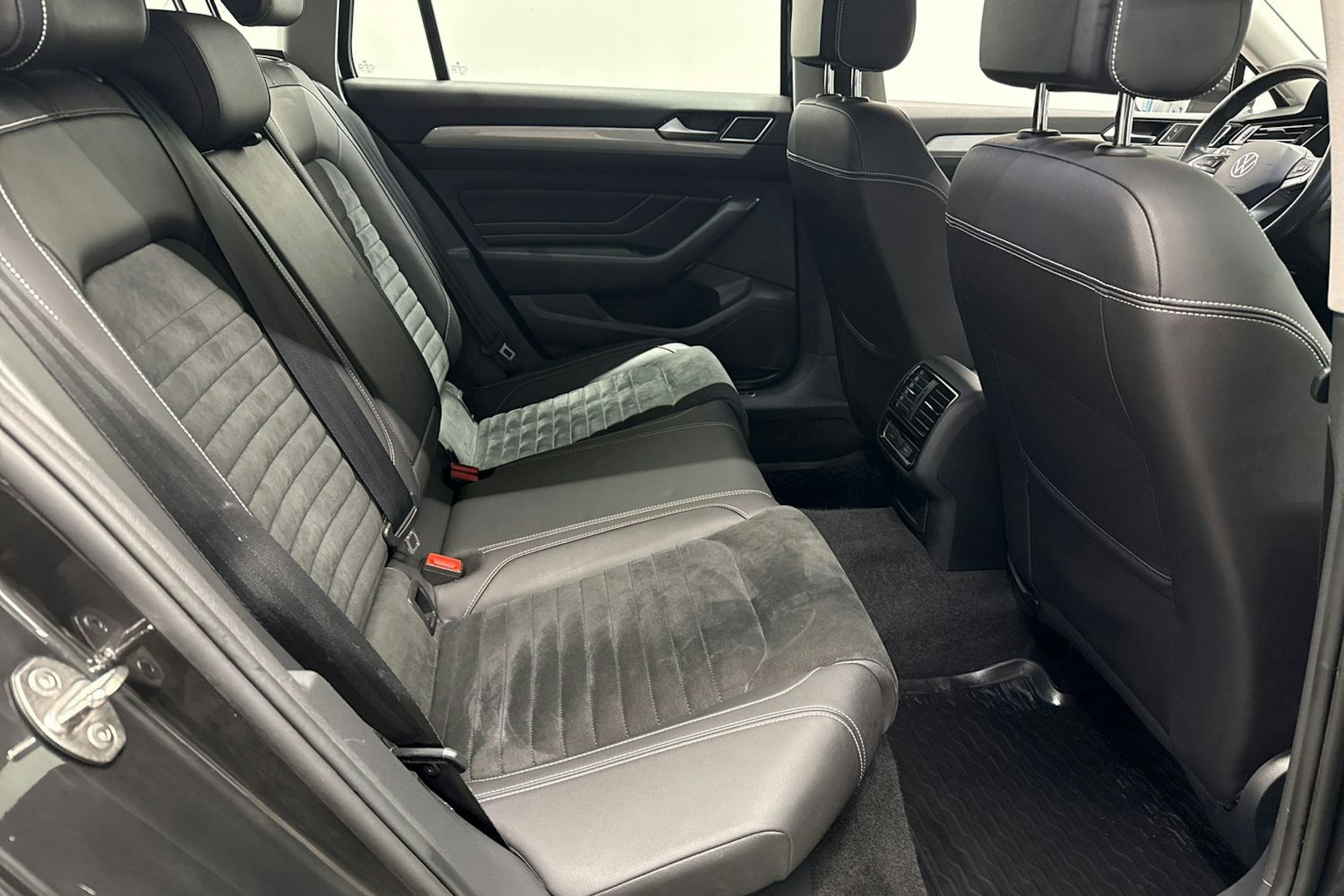 harmaa Volkswagen Passat 2021 kuva 11.
