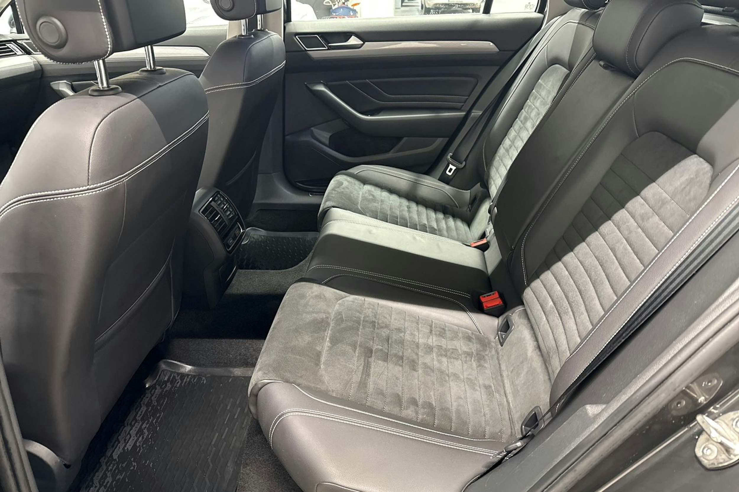 harmaa Volkswagen Passat 2021 kuva 13.