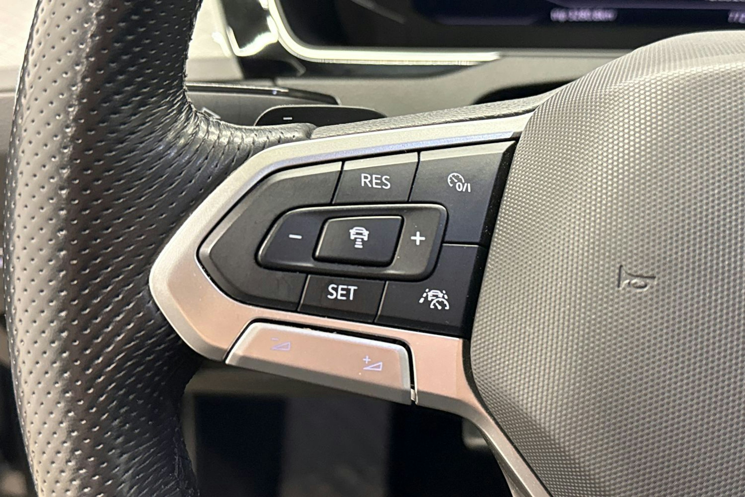 harmaa Volkswagen Passat 2021 kuva 16.