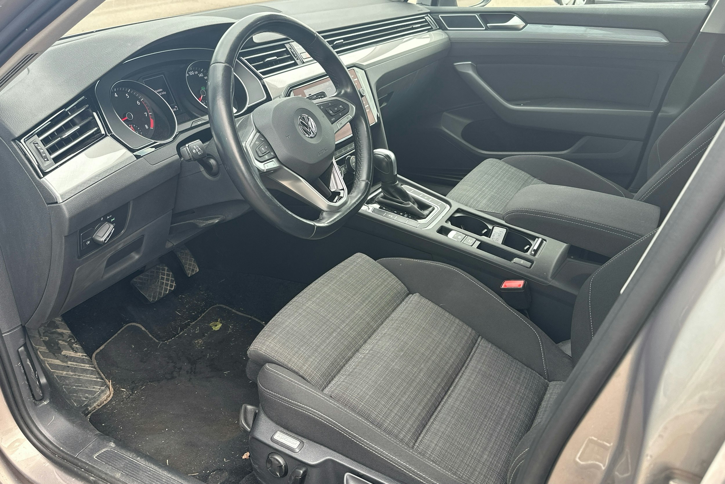 Keltainen Volkswagen PASSAT 2020 kuva 3.