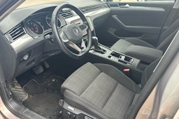 Keltainen Volkswagen PASSAT 2020 kuva 3.