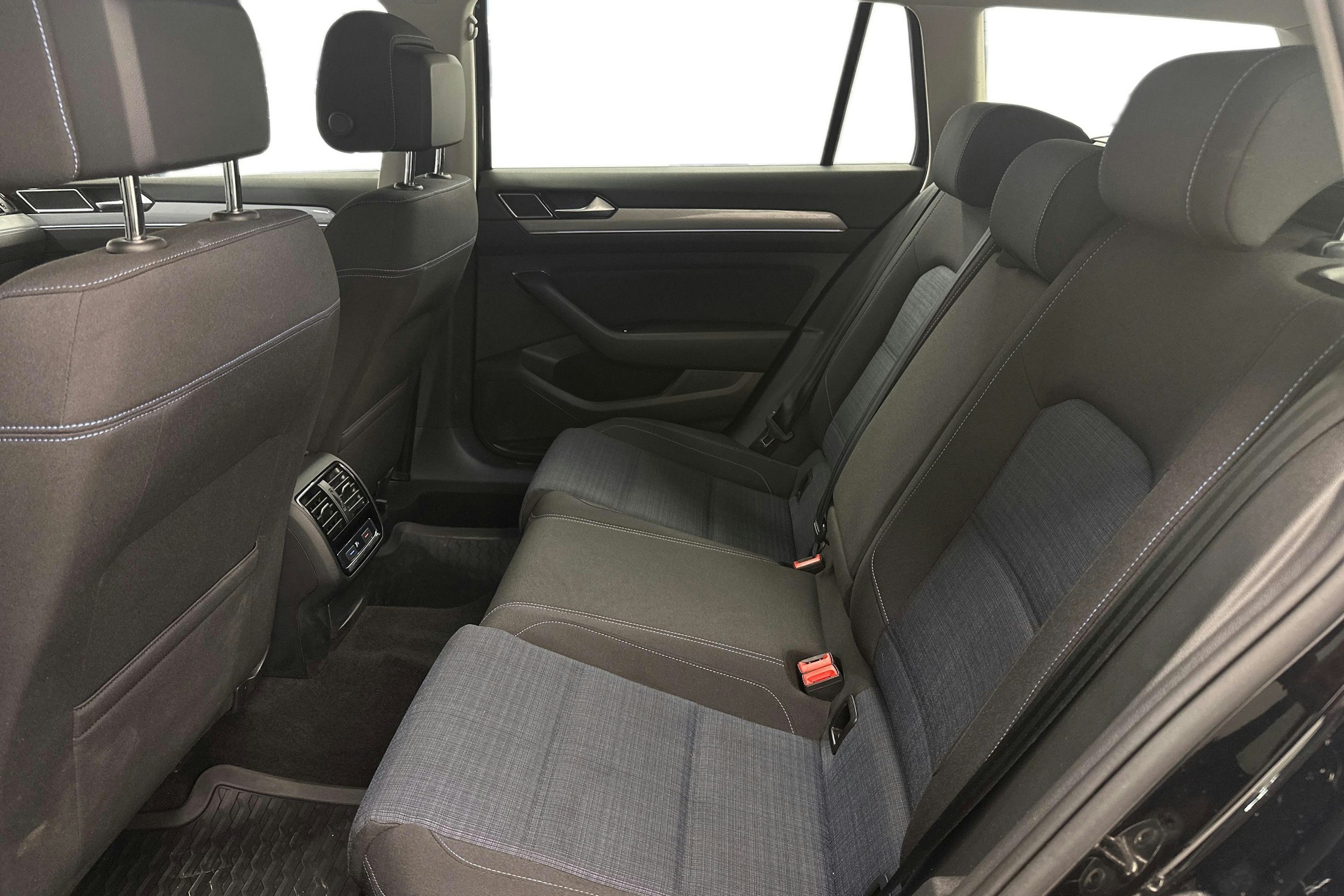 Musta Volkswagen PASSAT 2020 kuva 10.