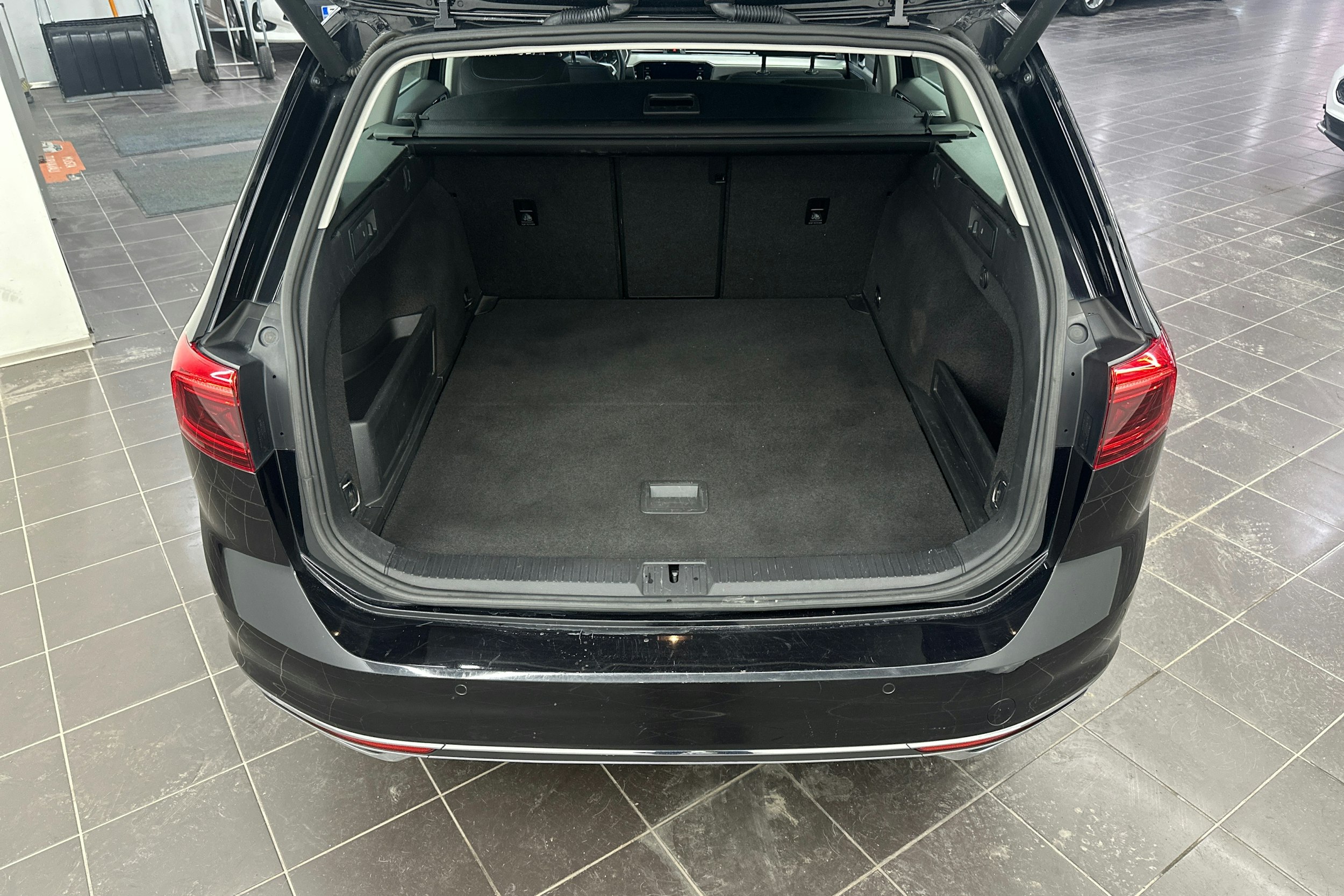 Musta Volkswagen PASSAT 2020 kuva 20.