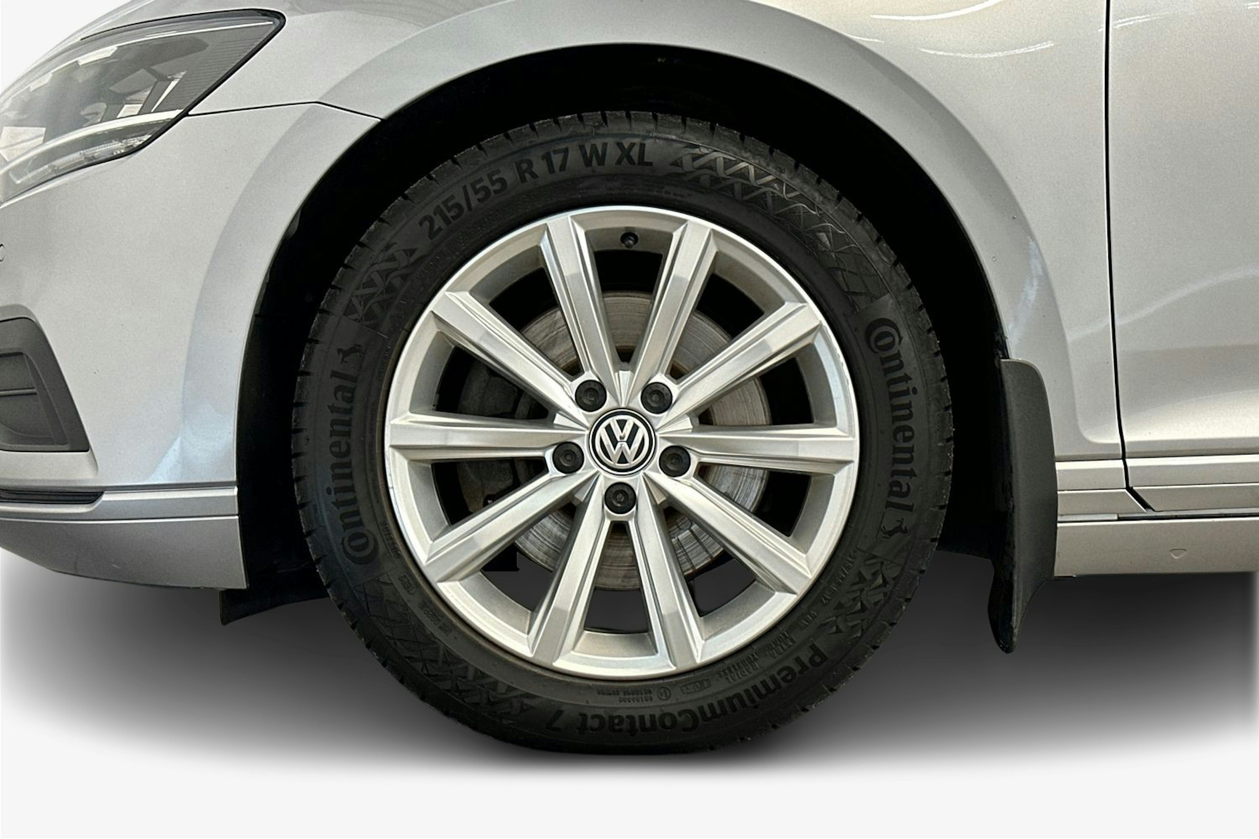 sininen Volkswagen Passat 2020 kuva 11.