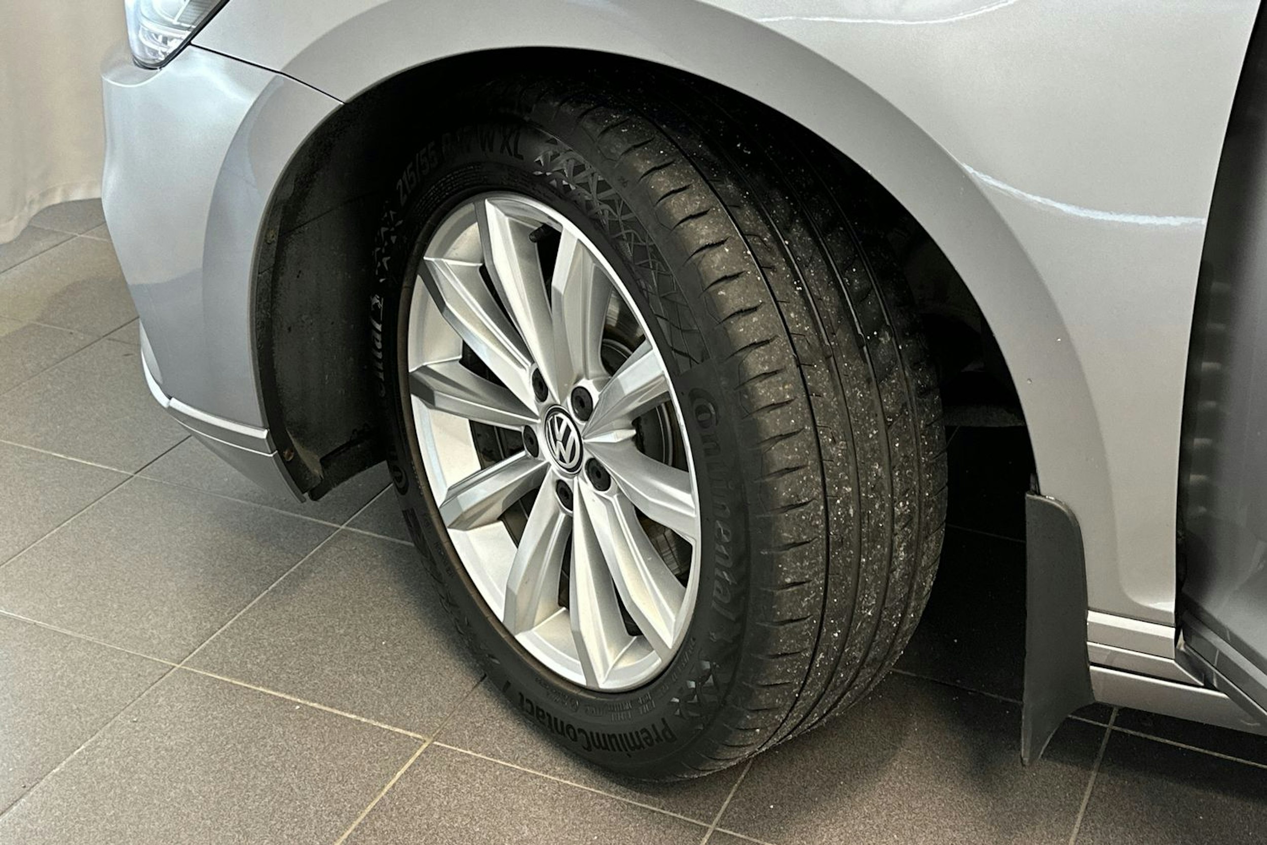 sininen Volkswagen Passat 2020 kuva 13.