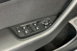sininen Volkswagen Passat 2020 kuva 18.