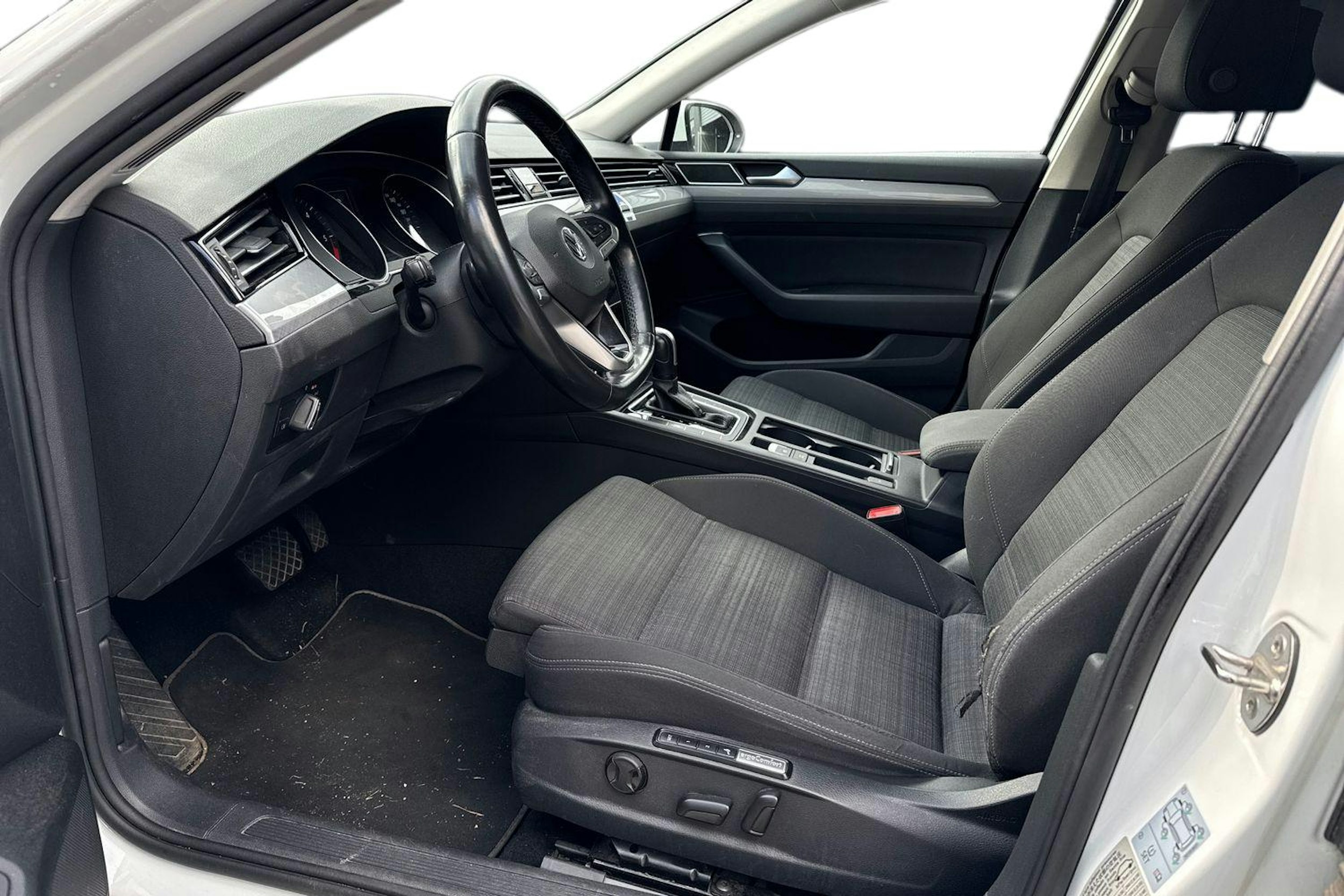 valkoinen Volkswagen Passat 2020 kuva 3.
