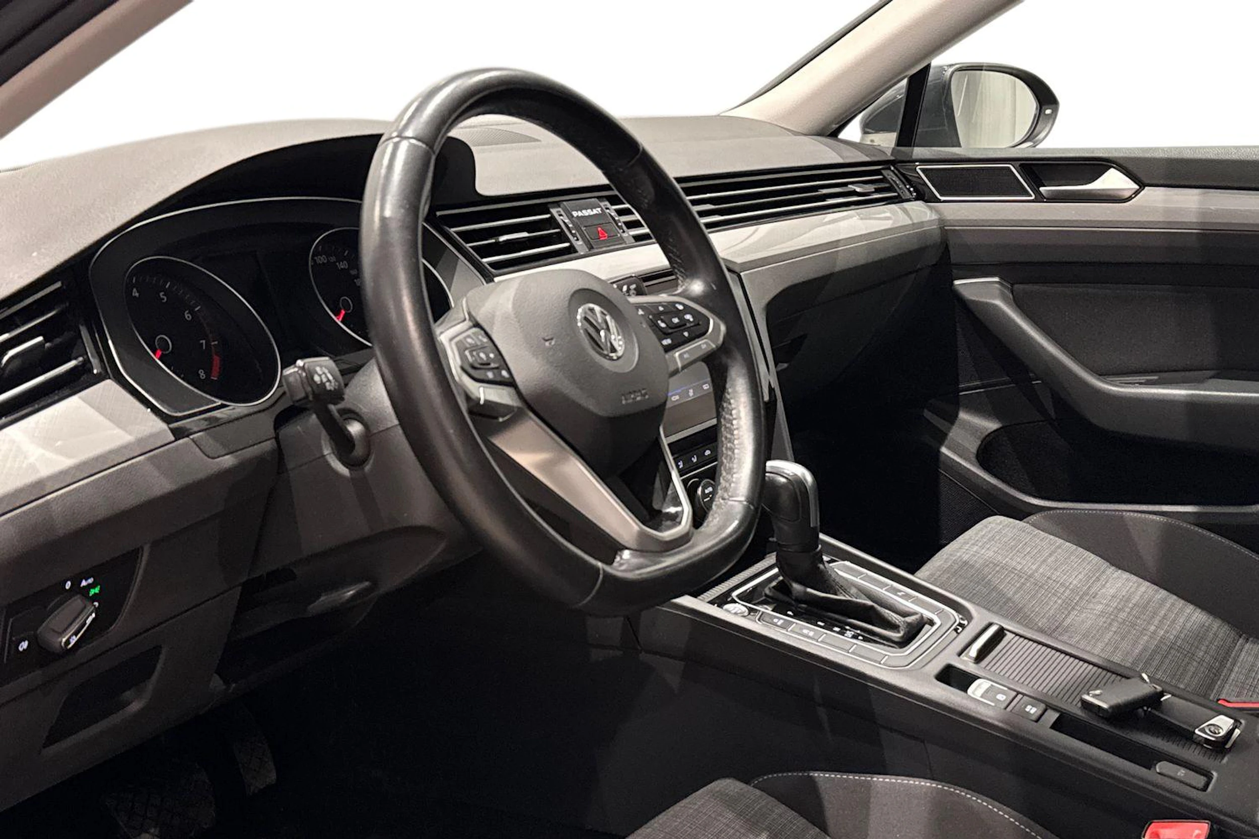 harmaa Volkswagen Passat 2020 kuva 8.
