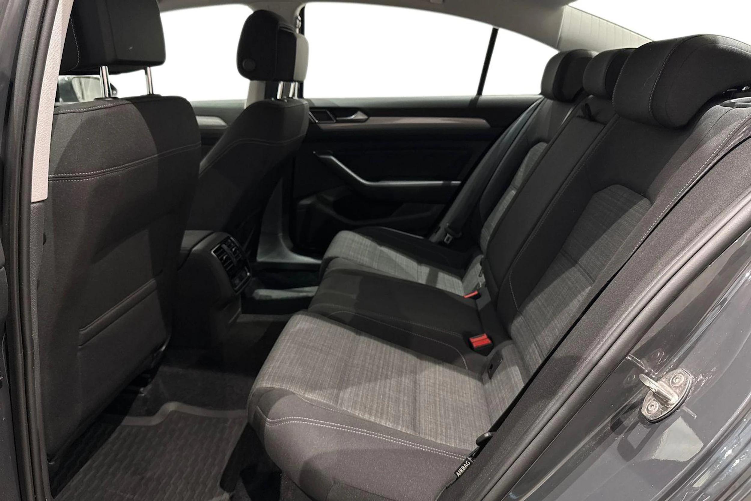 harmaa Volkswagen Passat 2020 kuva 11.