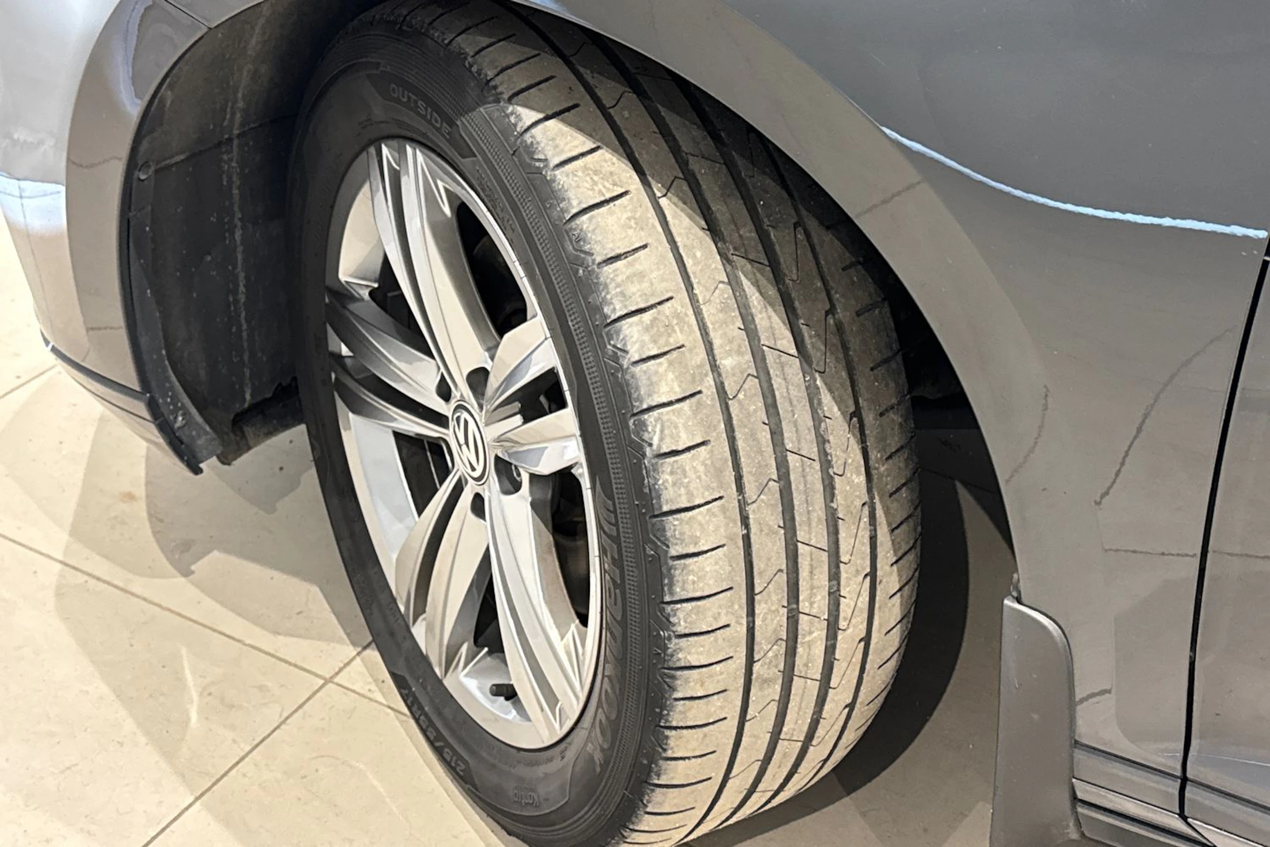 harmaa Volkswagen Passat 2020 kuva 13.