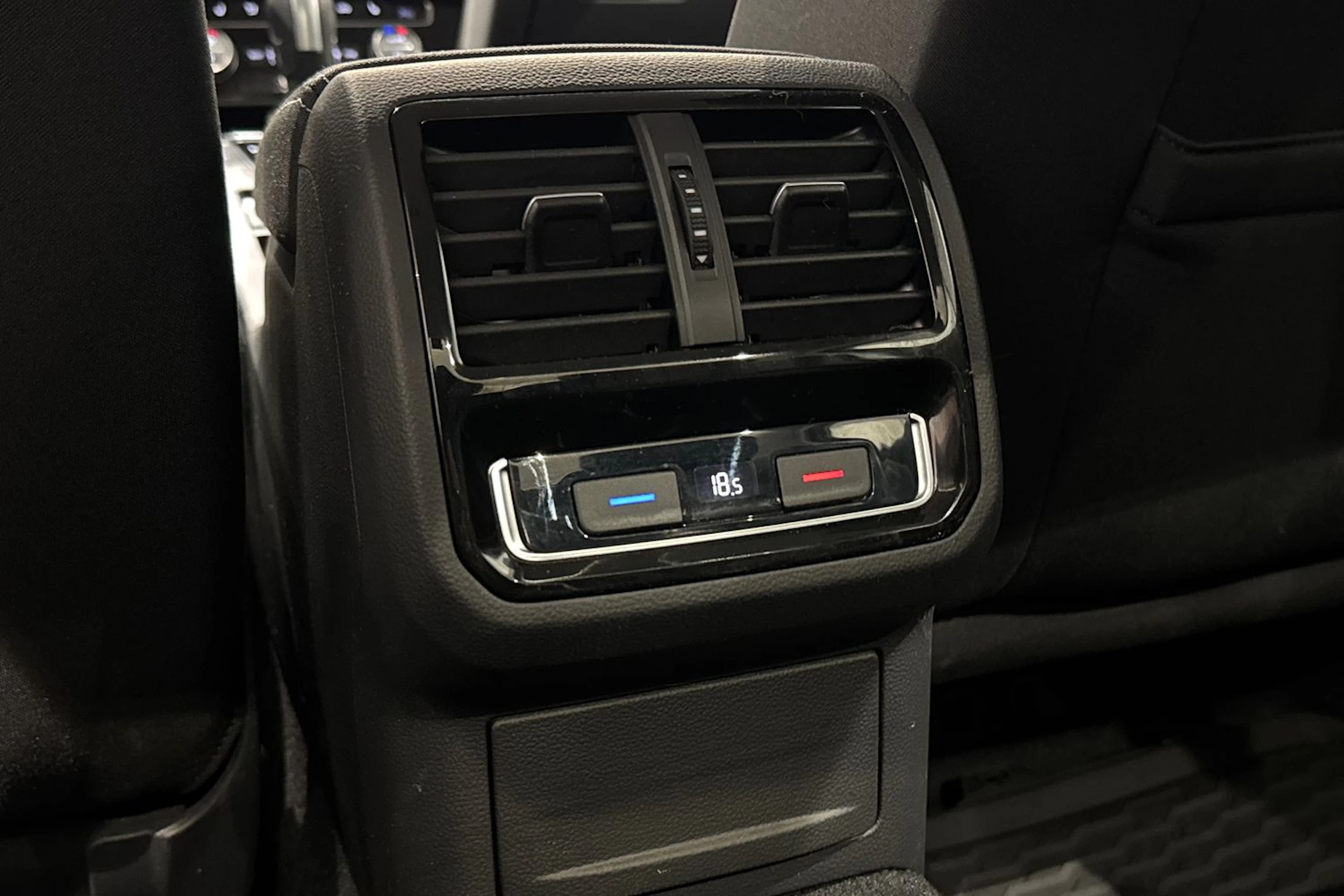 harmaa Volkswagen Passat 2020 kuva 17.